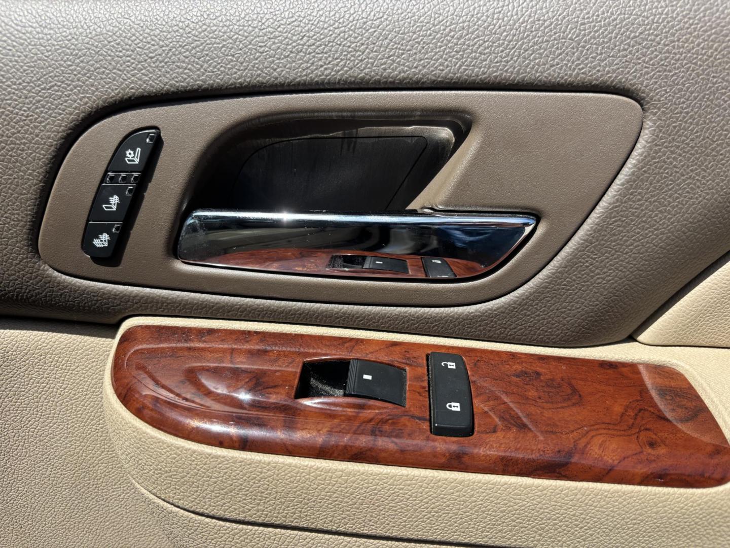 2013 WHITE /BEIGE LEATHER Chevrolet Tahoe LTZ 4WD (1GNSKCE05DR) with an 5.3L V8 OHV 16V FFV engine, 6-Speed Automatic transmission, located at 11170 Summerlin Square Dr., Fort Myers Beach, FL, 33931, (239) 999-7777, 26.493546, -81.941628 - Photo#34