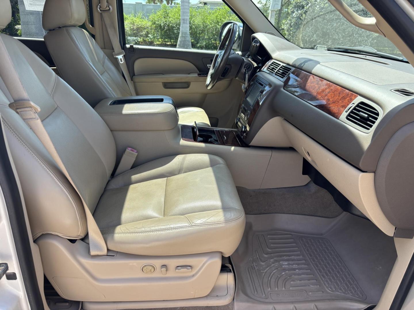 2013 WHITE /BEIGE LEATHER Chevrolet Tahoe LTZ 4WD (1GNSKCE05DR) with an 5.3L V8 OHV 16V FFV engine, 6-Speed Automatic transmission, located at 11170 Summerlin Square Dr., Fort Myers Beach, FL, 33931, (239) 999-7777, 26.493546, -81.941628 - Photo#14