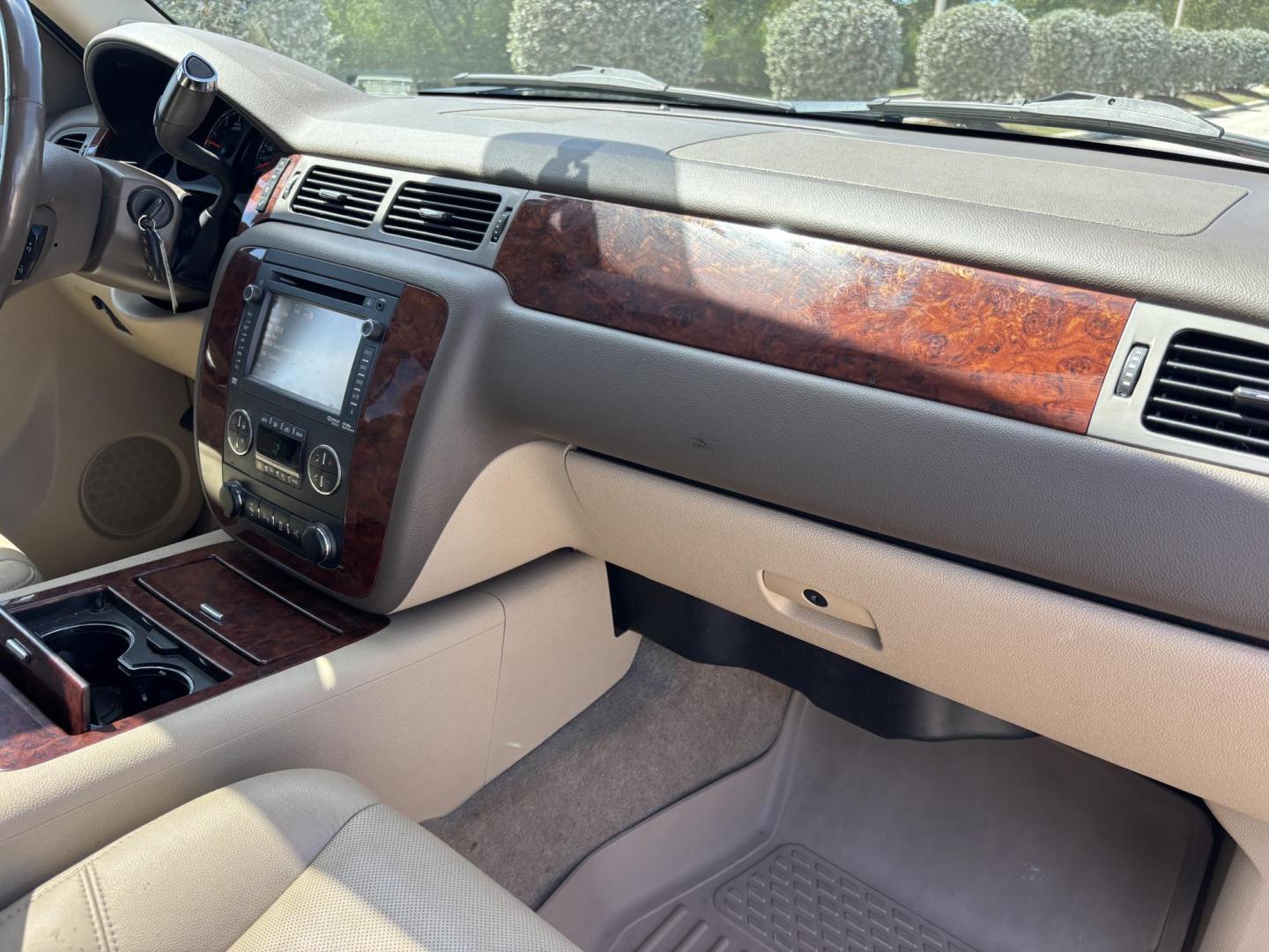 2013 WHITE /BEIGE LEATHER Chevrolet Tahoe LTZ 4WD (1GNSKCE05DR) with an 5.3L V8 OHV 16V FFV engine, 6-Speed Automatic transmission, located at 11170 Summerlin Square Dr., Fort Myers Beach, FL, 33931, (239) 999-7777, 26.493546, -81.941628 - Photo#13