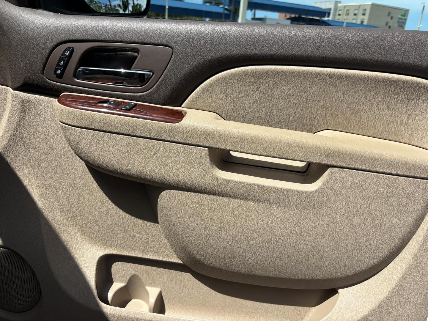 2013 WHITE /BEIGE LEATHER Chevrolet Tahoe LTZ 4WD (1GNSKCE05DR) with an 5.3L V8 OHV 16V FFV engine, 6-Speed Automatic transmission, located at 11170 Summerlin Square Dr., Fort Myers Beach, FL, 33931, (239) 999-7777, 26.493546, -81.941628 - Photo#33