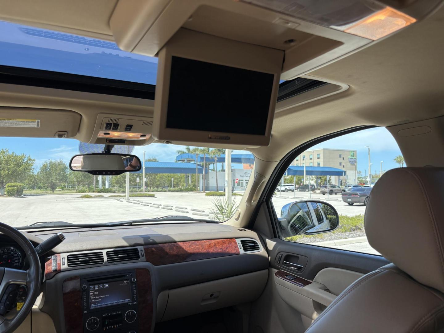 2013 WHITE /BEIGE LEATHER Chevrolet Tahoe LTZ 4WD (1GNSKCE05DR) with an 5.3L V8 OHV 16V FFV engine, 6-Speed Automatic transmission, located at 11170 Summerlin Square Dr., Fort Myers Beach, FL, 33931, (239) 999-7777, 26.493546, -81.941628 - Photo#16