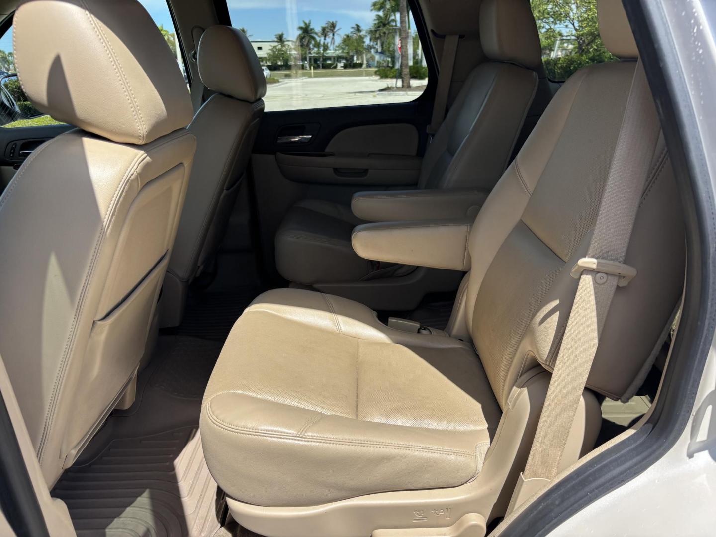 2013 WHITE /BEIGE LEATHER Chevrolet Tahoe LTZ 4WD (1GNSKCE05DR) with an 5.3L V8 OHV 16V FFV engine, 6-Speed Automatic transmission, located at 11170 Summerlin Square Dr., Fort Myers Beach, FL, 33931, (239) 999-7777, 26.493546, -81.941628 - Photo#17