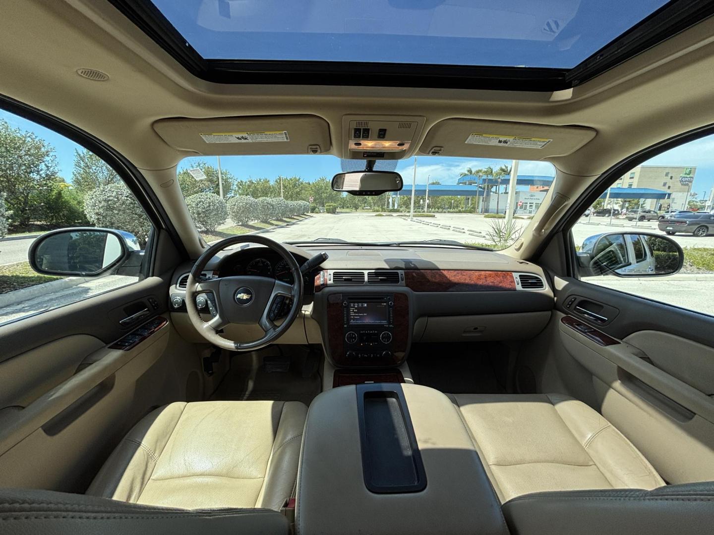 2013 WHITE /BEIGE LEATHER Chevrolet Tahoe LTZ 4WD (1GNSKCE05DR) with an 5.3L V8 OHV 16V FFV engine, 6-Speed Automatic transmission, located at 11170 Summerlin Square Dr., Fort Myers Beach, FL, 33931, (239) 999-7777, 26.493546, -81.941628 - Photo#9