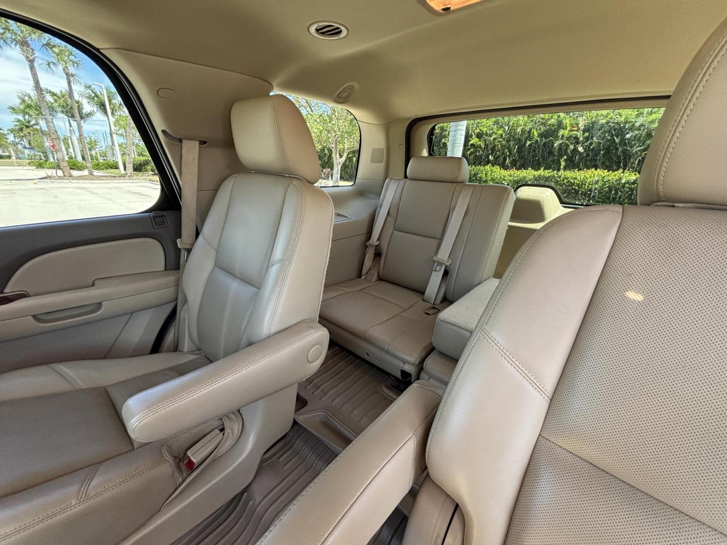 2013 WHITE /BEIGE LEATHER Chevrolet Tahoe LTZ 4WD (1GNSKCE05DR) with an 5.3L V8 OHV 16V FFV engine, 6-Speed Automatic transmission, located at 11170 Summerlin Square Dr., Fort Myers Beach, FL, 33931, (239) 999-7777, 26.493546, -81.941628 - Photo#19