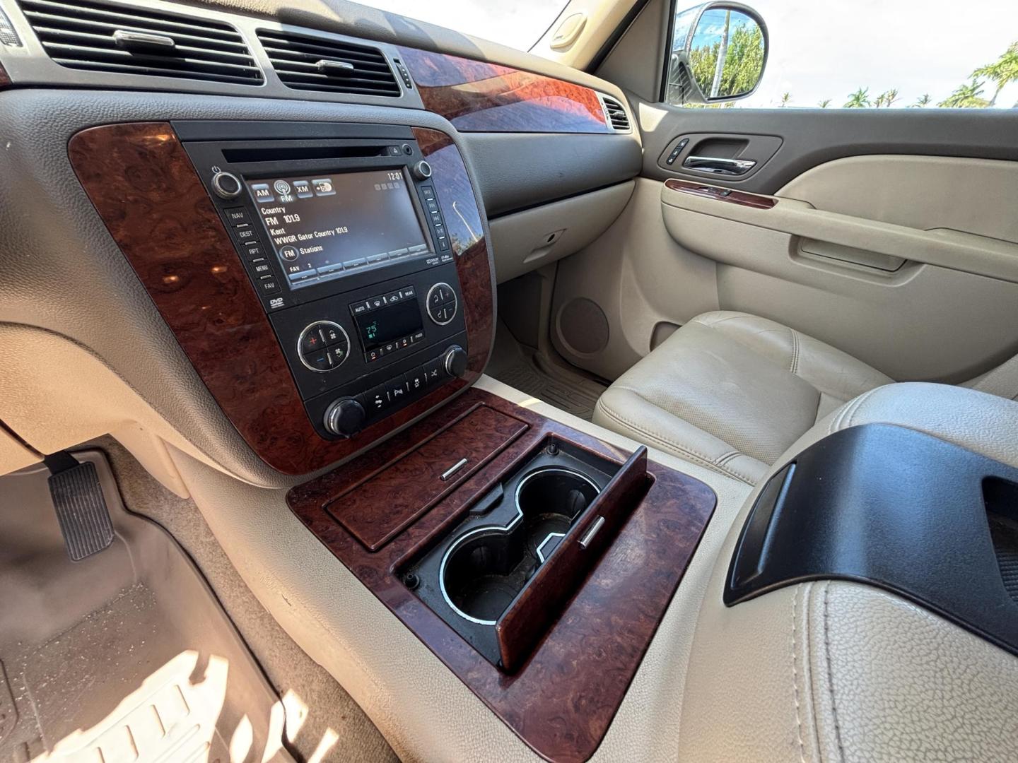 2013 WHITE /BEIGE LEATHER Chevrolet Tahoe LTZ 4WD (1GNSKCE05DR) with an 5.3L V8 OHV 16V FFV engine, 6-Speed Automatic transmission, located at 11170 Summerlin Square Dr., Fort Myers Beach, FL, 33931, (239) 999-7777, 26.493546, -81.941628 - Photo#10