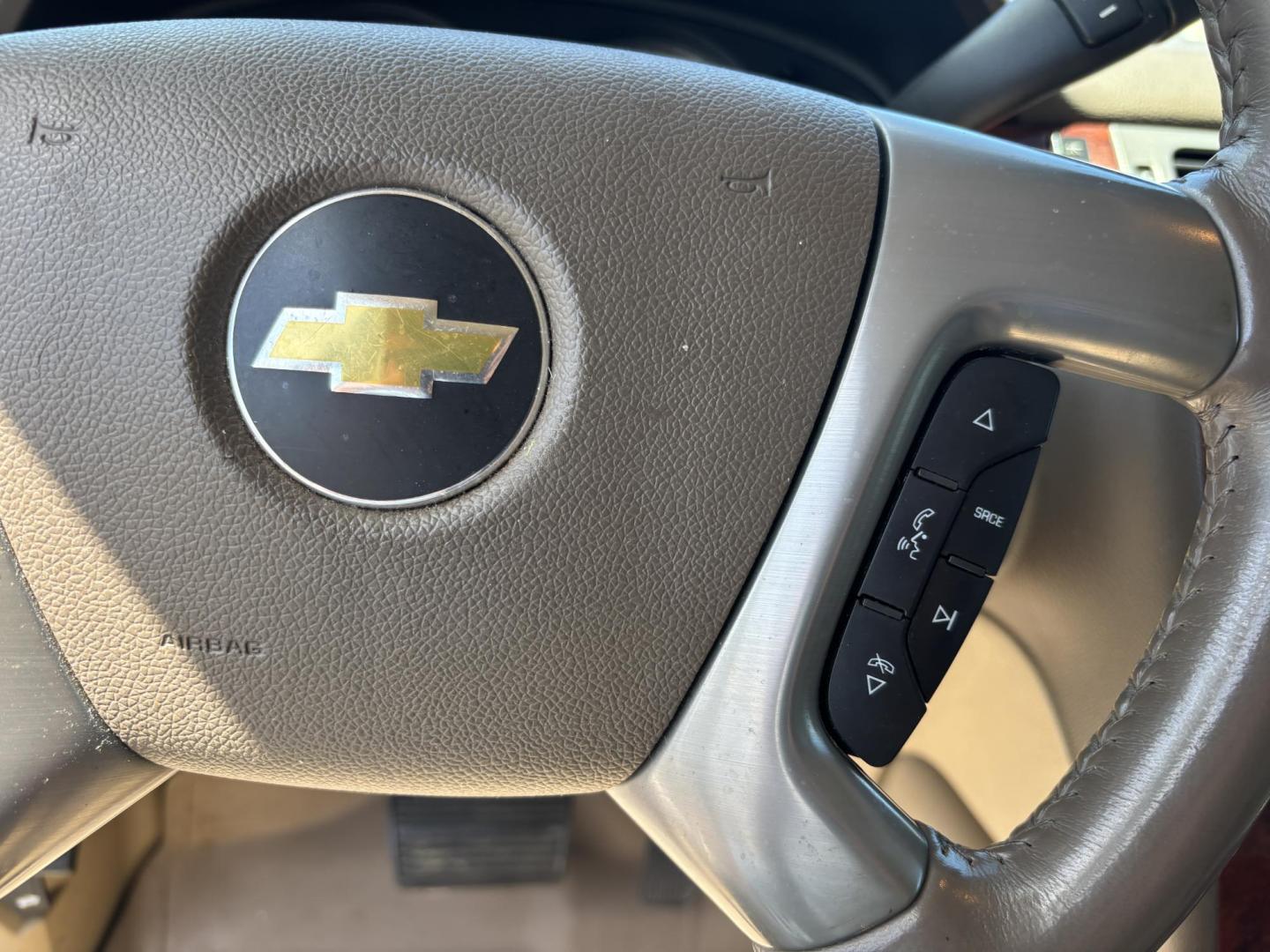 2013 WHITE /BEIGE LEATHER Chevrolet Tahoe LTZ 4WD (1GNSKCE05DR) with an 5.3L V8 OHV 16V FFV engine, 6-Speed Automatic transmission, located at 11170 Summerlin Square Dr., Fort Myers Beach, FL, 33931, (239) 999-7777, 26.493546, -81.941628 - Photo#26