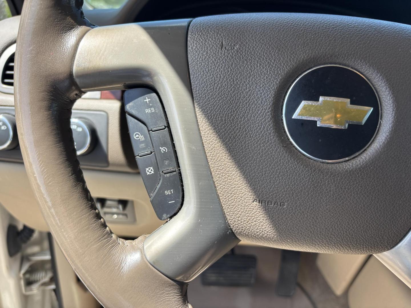 2013 WHITE /BEIGE LEATHER Chevrolet Tahoe LTZ 4WD (1GNSKCE05DR) with an 5.3L V8 OHV 16V FFV engine, 6-Speed Automatic transmission, located at 11170 Summerlin Square Dr., Fort Myers Beach, FL, 33931, (239) 999-7777, 26.493546, -81.941628 - Photo#25