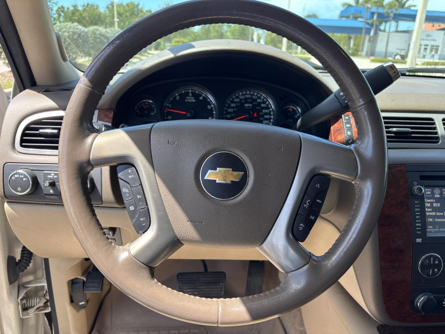 2013 WHITE /BEIGE LEATHER Chevrolet Tahoe LTZ 4WD (1GNSKCE05DR) with an 5.3L V8 OHV 16V FFV engine, 6-Speed Automatic transmission, located at 11170 Summerlin Square Dr., Fort Myers Beach, FL, 33931, (239) 999-7777, 26.493546, -81.941628 - Photo#24