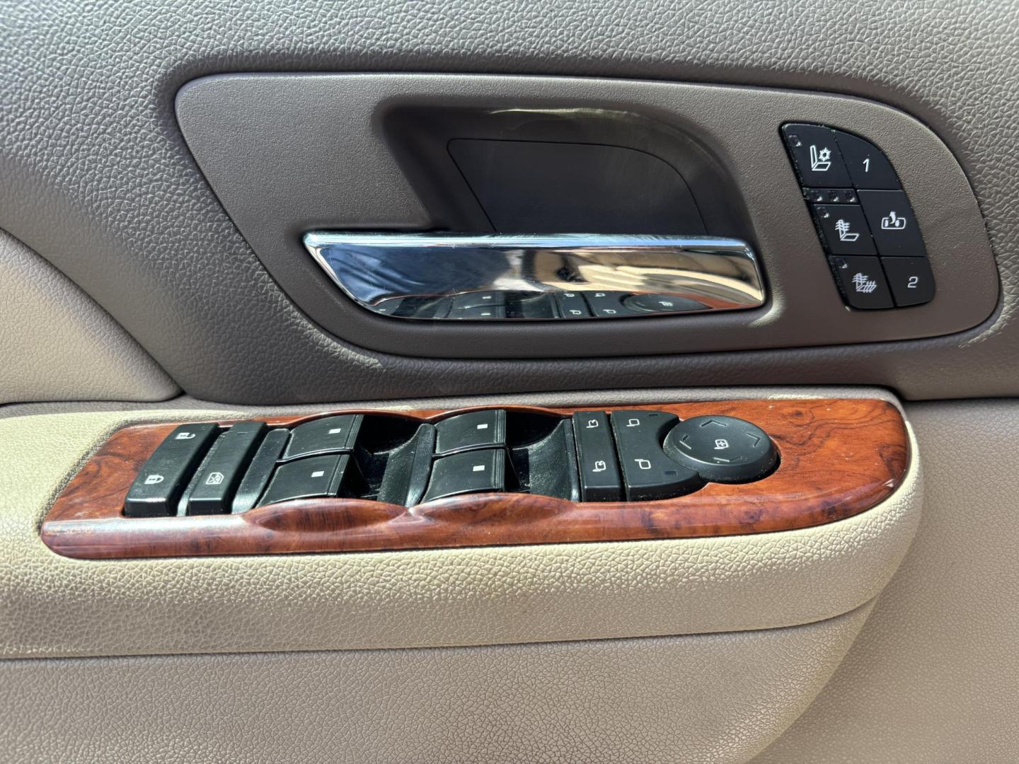 2013 WHITE /BEIGE LEATHER Chevrolet Tahoe LTZ 4WD (1GNSKCE05DR) with an 5.3L V8 OHV 16V FFV engine, 6-Speed Automatic transmission, located at 11170 Summerlin Square Dr., Fort Myers Beach, FL, 33931, (239) 999-7777, 26.493546, -81.941628 - Photo#32