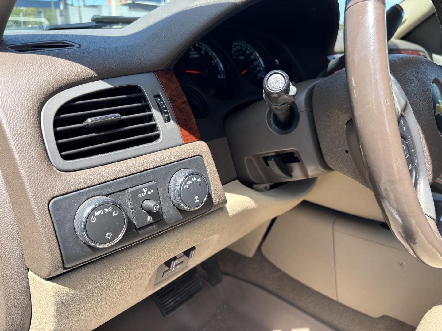 2013 WHITE /BEIGE LEATHER Chevrolet Tahoe LTZ 4WD (1GNSKCE05DR) with an 5.3L V8 OHV 16V FFV engine, 6-Speed Automatic transmission, located at 11170 Summerlin Square Dr., Fort Myers Beach, FL, 33931, (239) 999-7777, 26.493546, -81.941628 - Photo#22