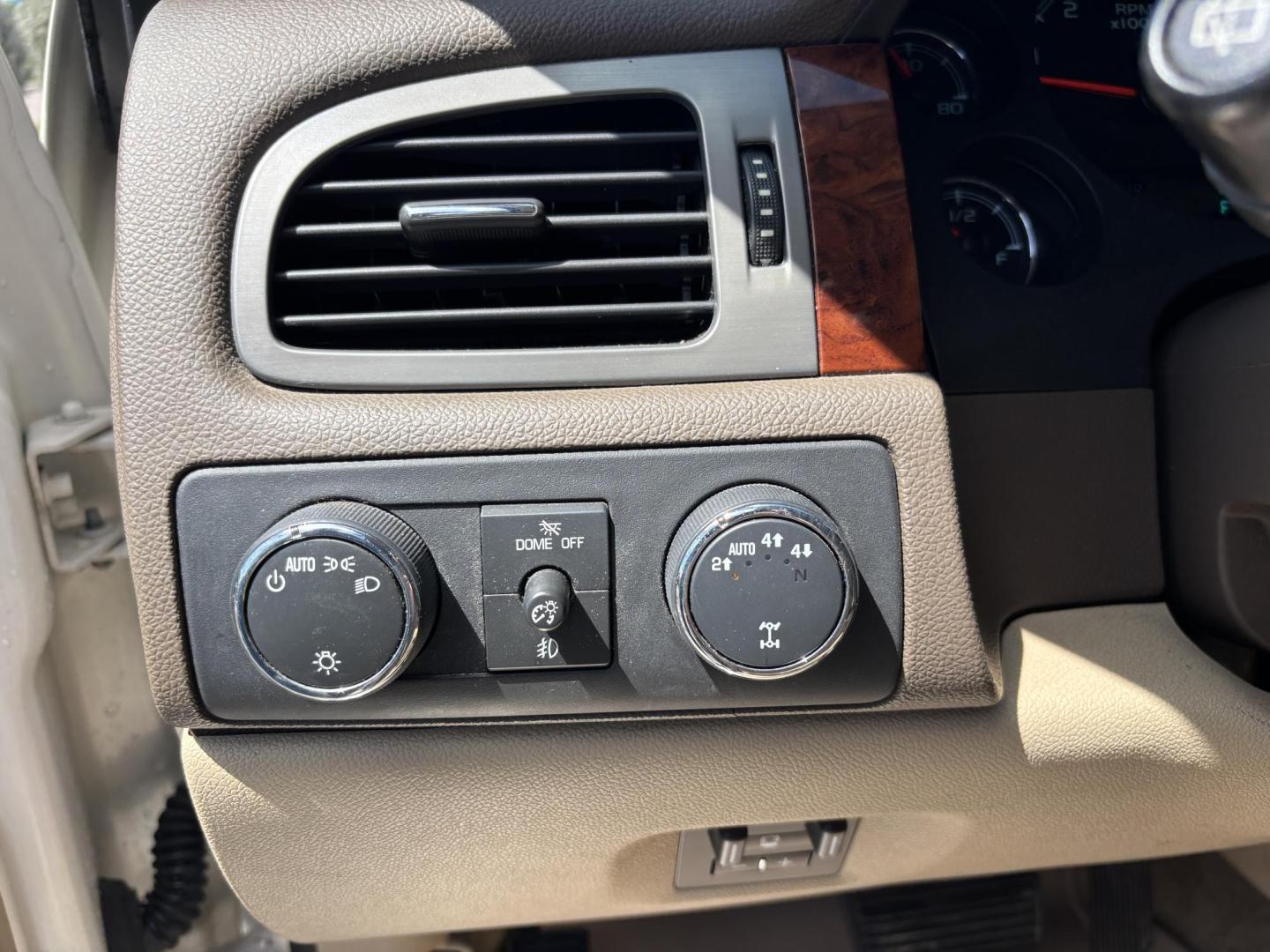 2013 WHITE /BEIGE LEATHER Chevrolet Tahoe LTZ 4WD (1GNSKCE05DR) with an 5.3L V8 OHV 16V FFV engine, 6-Speed Automatic transmission, located at 11170 Summerlin Square Dr., Fort Myers Beach, FL, 33931, (239) 999-7777, 26.493546, -81.941628 - Photo#23