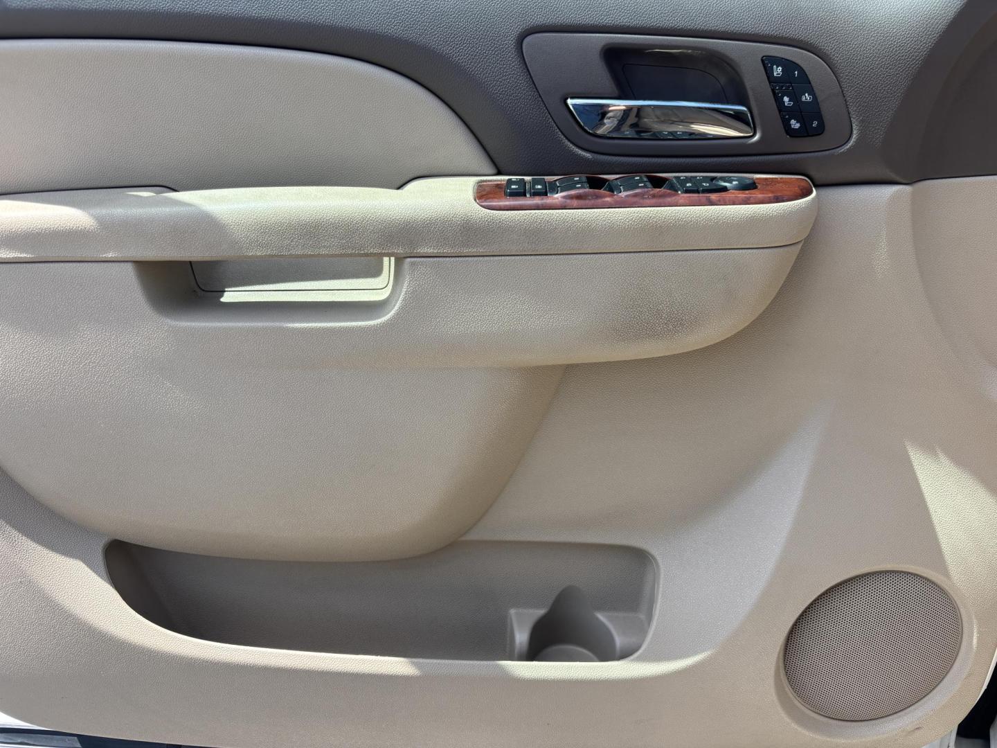 2013 WHITE /BEIGE LEATHER Chevrolet Tahoe LTZ 4WD (1GNSKCE05DR) with an 5.3L V8 OHV 16V FFV engine, 6-Speed Automatic transmission, located at 11170 Summerlin Square Dr., Fort Myers Beach, FL, 33931, (239) 999-7777, 26.493546, -81.941628 - Photo#31