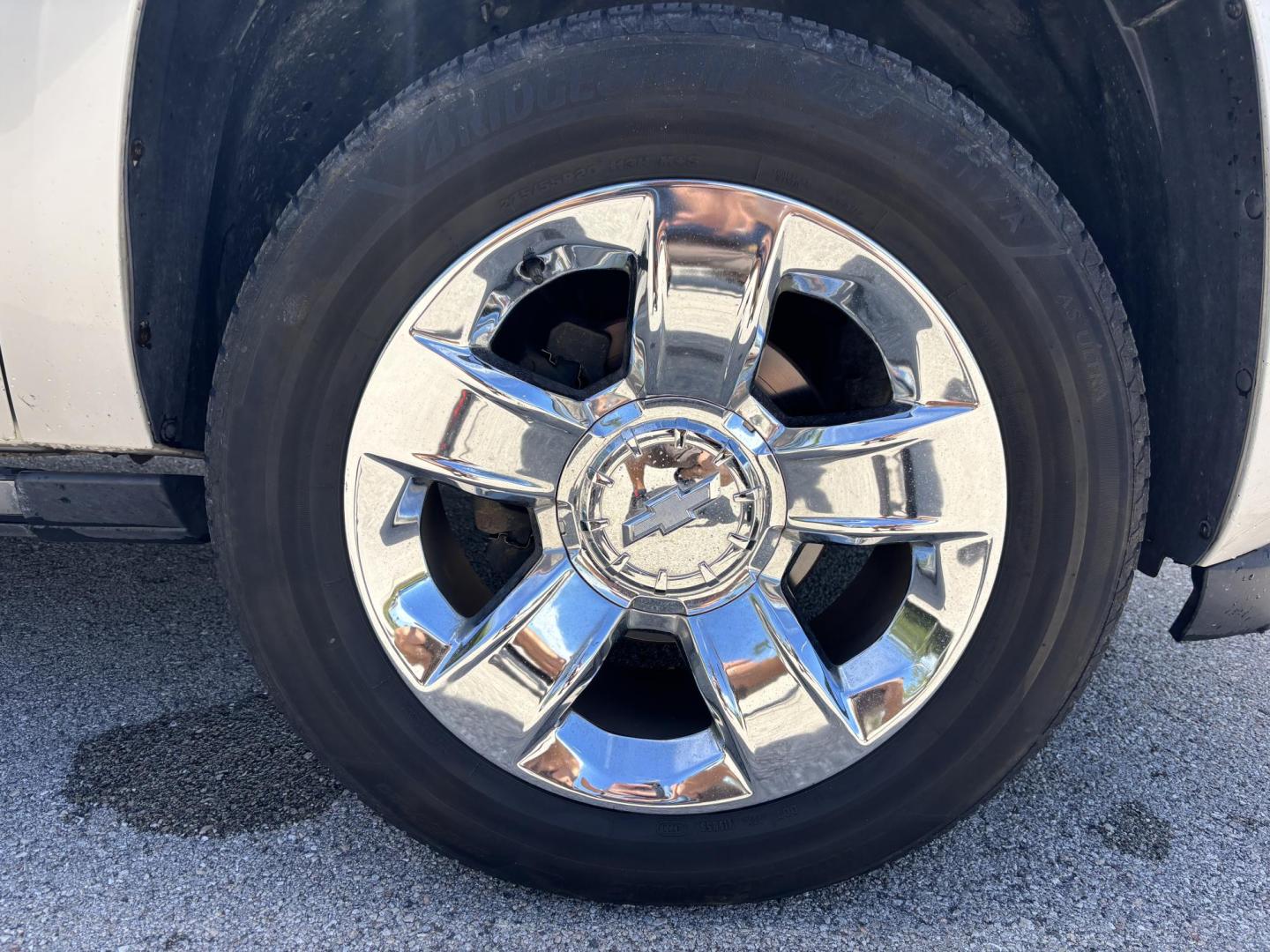 2013 WHITE /BEIGE LEATHER Chevrolet Tahoe LTZ 4WD (1GNSKCE05DR) with an 5.3L V8 OHV 16V FFV engine, 6-Speed Automatic transmission, located at 11170 Summerlin Square Dr., Fort Myers Beach, FL, 33931, (239) 999-7777, 26.493546, -81.941628 - Photo#36