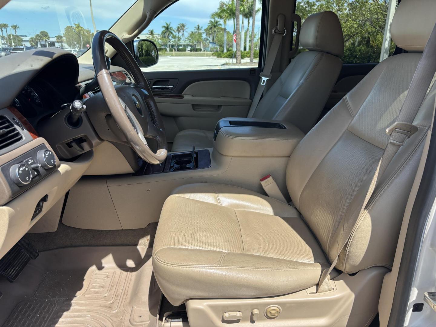 2013 WHITE /BEIGE LEATHER Chevrolet Tahoe LTZ 4WD (1GNSKCE05DR) with an 5.3L V8 OHV 16V FFV engine, 6-Speed Automatic transmission, located at 11170 Summerlin Square Dr., Fort Myers Beach, FL, 33931, (239) 999-7777, 26.493546, -81.941628 - Photo#11