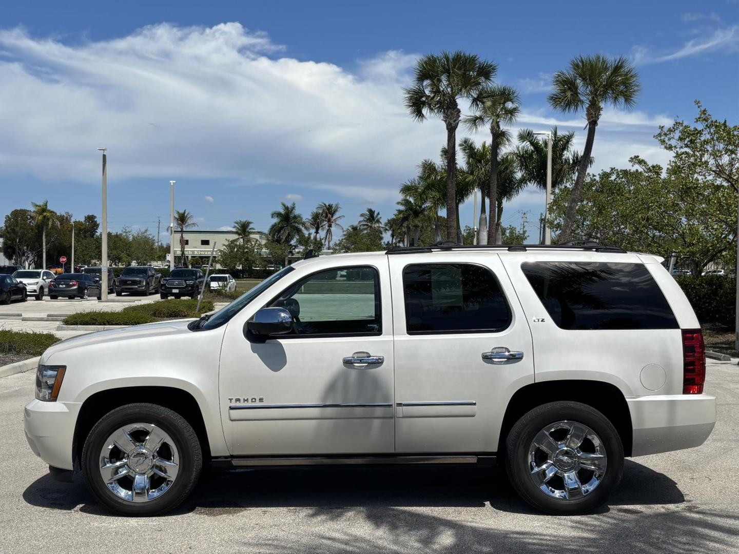2013 WHITE /BEIGE LEATHER Chevrolet Tahoe LTZ 4WD (1GNSKCE05DR) with an 5.3L V8 OHV 16V FFV engine, 6-Speed Automatic transmission, located at 11170 Summerlin Square Dr., Fort Myers Beach, FL, 33931, (239) 999-7777, 26.493546, -81.941628 - Photo#8