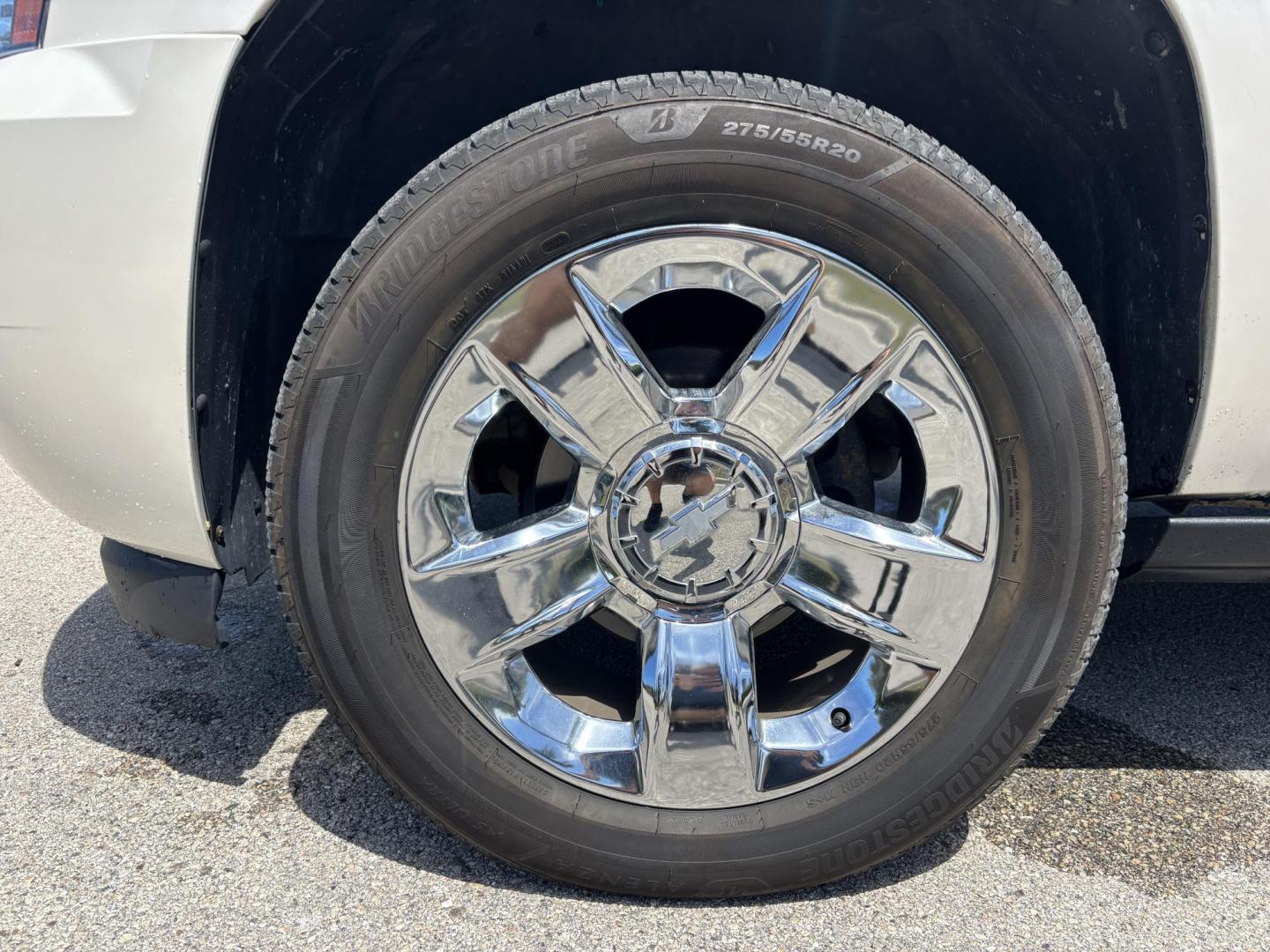 2013 WHITE /BEIGE LEATHER Chevrolet Tahoe LTZ 4WD (1GNSKCE05DR) with an 5.3L V8 OHV 16V FFV engine, 6-Speed Automatic transmission, located at 11170 Summerlin Square Dr., Fort Myers Beach, FL, 33931, (239) 999-7777, 26.493546, -81.941628 - Photo#39