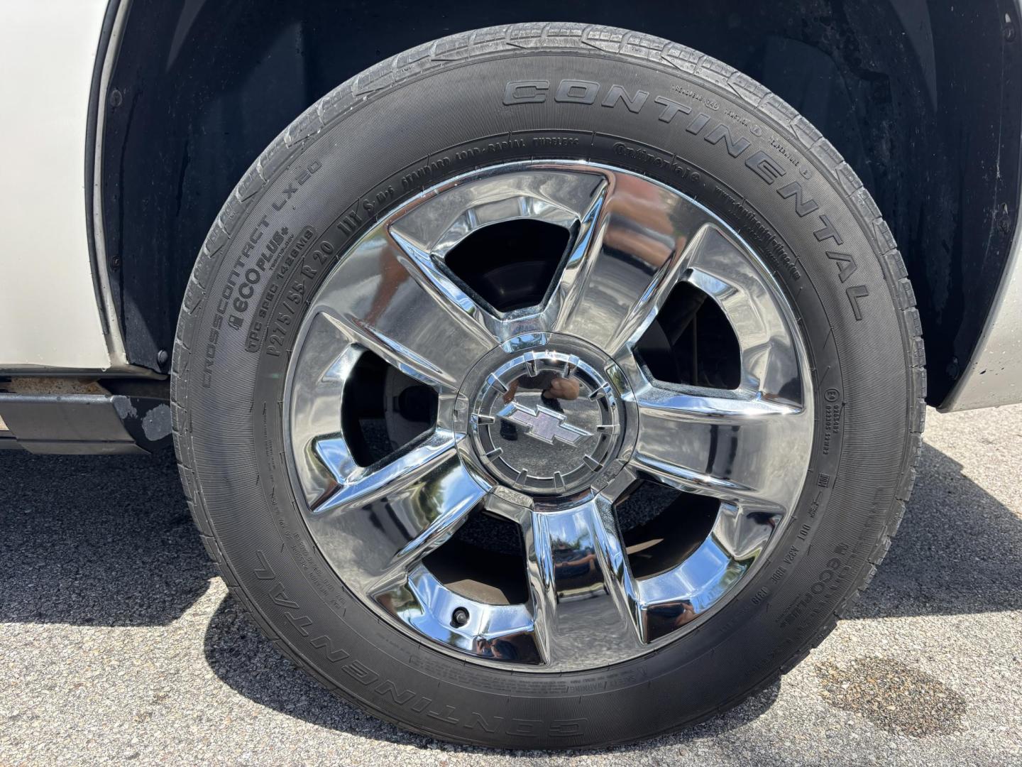 2013 WHITE /BEIGE LEATHER Chevrolet Tahoe LTZ 4WD (1GNSKCE05DR) with an 5.3L V8 OHV 16V FFV engine, 6-Speed Automatic transmission, located at 11170 Summerlin Square Dr., Fort Myers Beach, FL, 33931, (239) 999-7777, 26.493546, -81.941628 - Photo#38