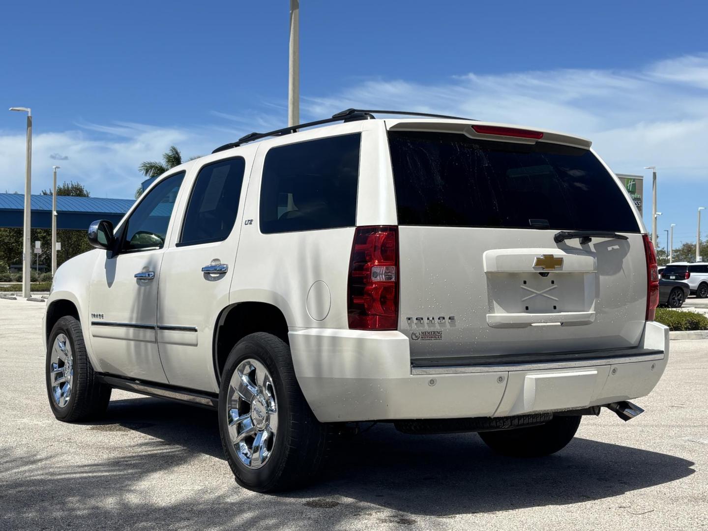 2013 WHITE /BEIGE LEATHER Chevrolet Tahoe LTZ 4WD (1GNSKCE05DR) with an 5.3L V8 OHV 16V FFV engine, 6-Speed Automatic transmission, located at 11170 Summerlin Square Dr., Fort Myers Beach, FL, 33931, (239) 999-7777, 26.493546, -81.941628 - Photo#5