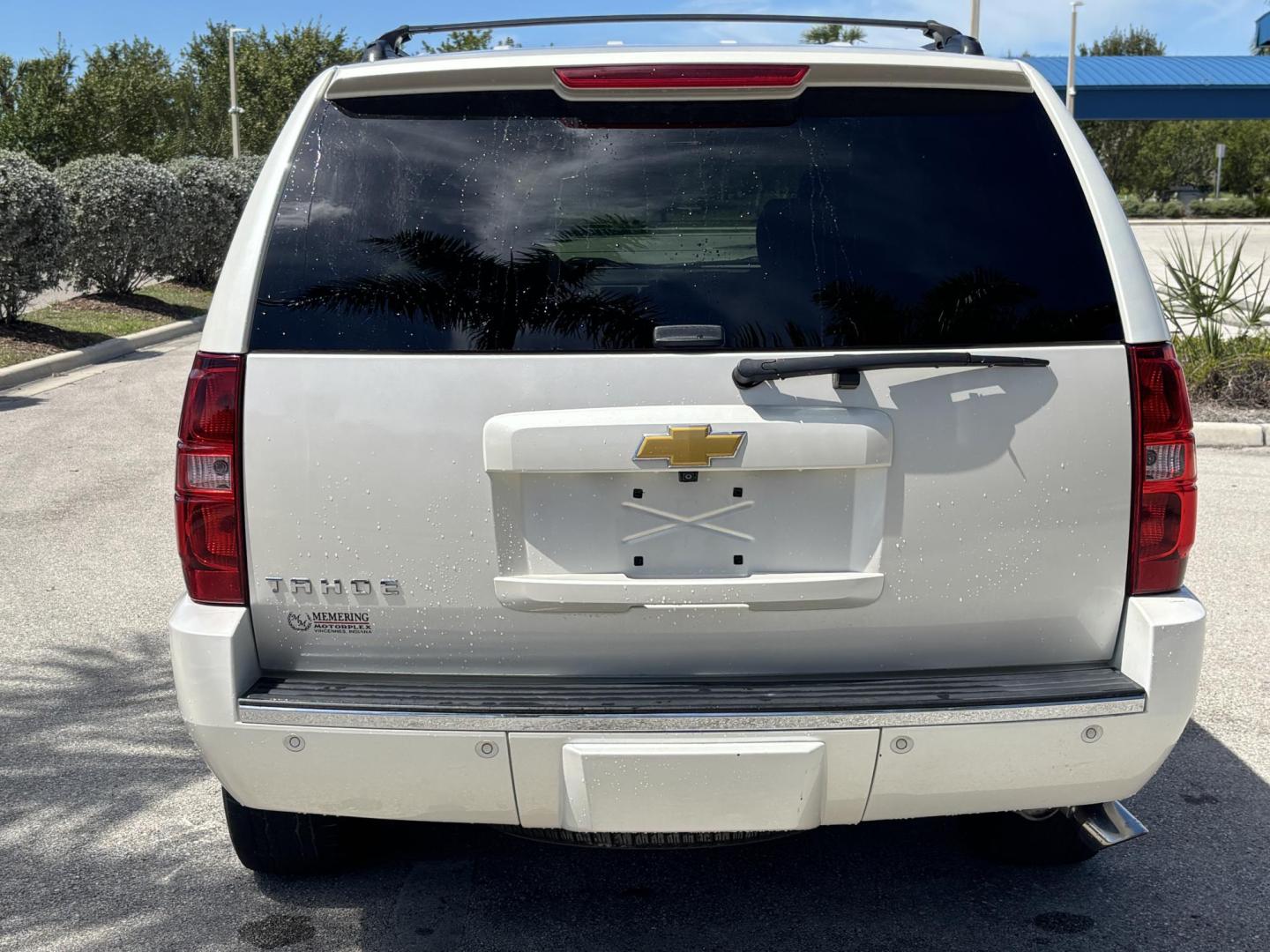 2013 WHITE /BEIGE LEATHER Chevrolet Tahoe LTZ 4WD (1GNSKCE05DR) with an 5.3L V8 OHV 16V FFV engine, 6-Speed Automatic transmission, located at 11170 Summerlin Square Dr., Fort Myers Beach, FL, 33931, (239) 999-7777, 26.493546, -81.941628 - Photo#6