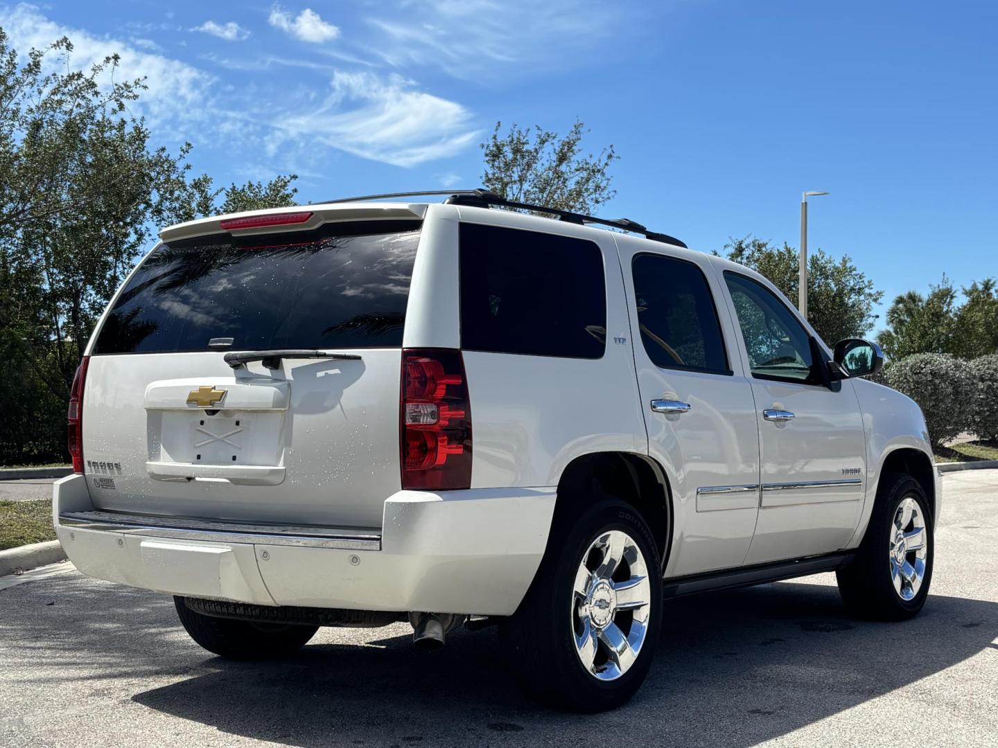 2013 WHITE /BEIGE LEATHER Chevrolet Tahoe LTZ 4WD (1GNSKCE05DR) with an 5.3L V8 OHV 16V FFV engine, 6-Speed Automatic transmission, located at 11170 Summerlin Square Dr., Fort Myers Beach, FL, 33931, (239) 999-7777, 26.493546, -81.941628 - Photo#7