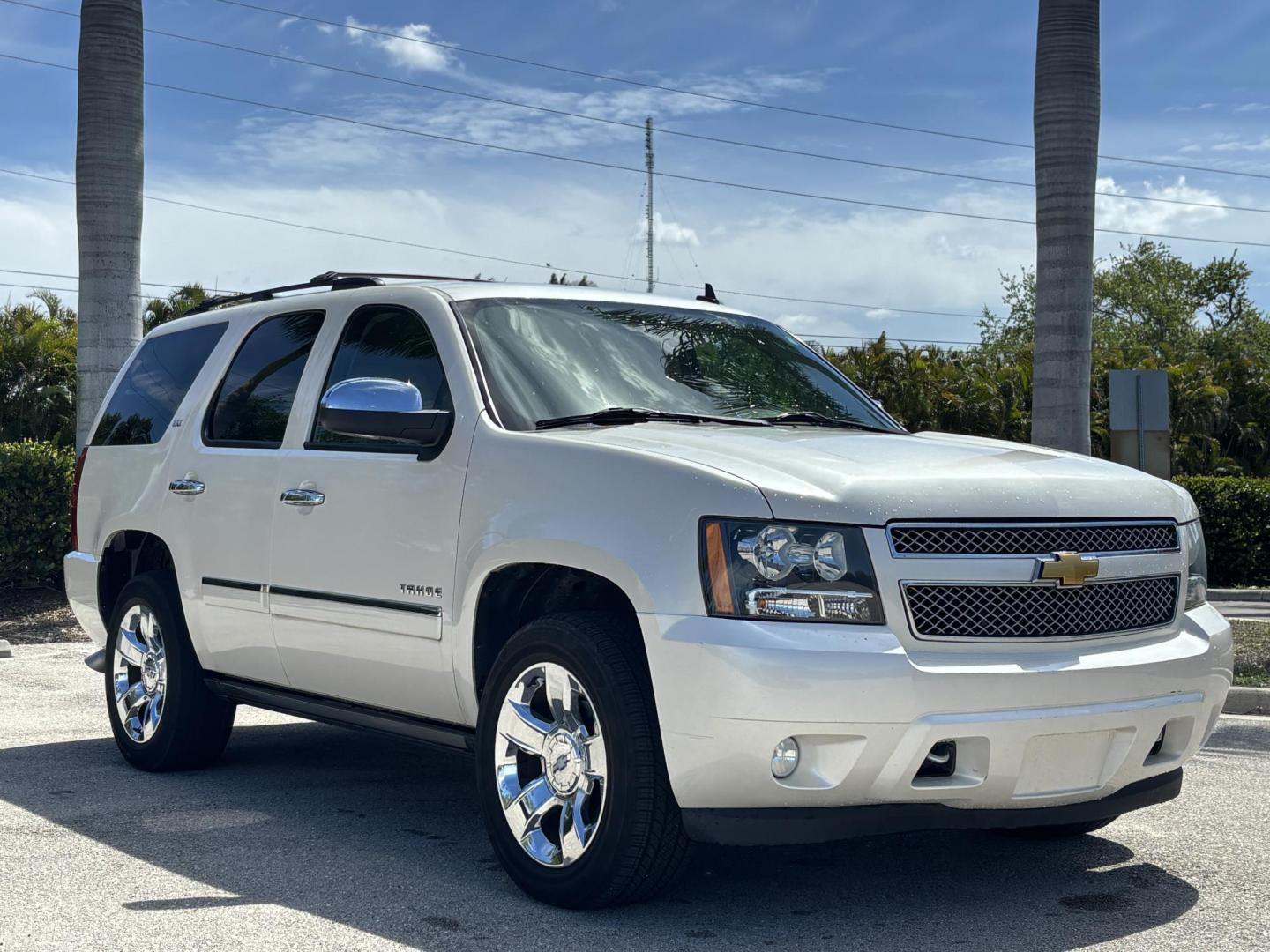 2013 WHITE /BEIGE LEATHER Chevrolet Tahoe LTZ 4WD (1GNSKCE05DR) with an 5.3L V8 OHV 16V FFV engine, 6-Speed Automatic transmission, located at 11170 Summerlin Square Dr., Fort Myers Beach, FL, 33931, (239) 999-7777, 26.493546, -81.941628 - Photo#3