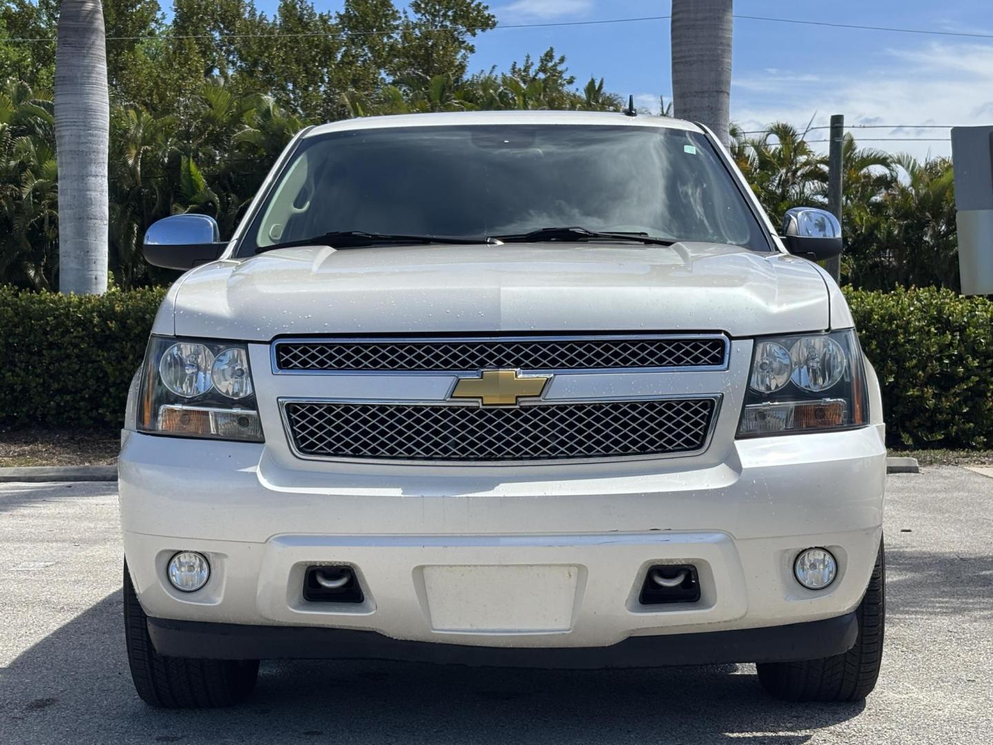 2013 WHITE /BEIGE LEATHER Chevrolet Tahoe LTZ 4WD (1GNSKCE05DR) with an 5.3L V8 OHV 16V FFV engine, 6-Speed Automatic transmission, located at 11170 Summerlin Square Dr., Fort Myers Beach, FL, 33931, (239) 999-7777, 26.493546, -81.941628 - Photo#2
