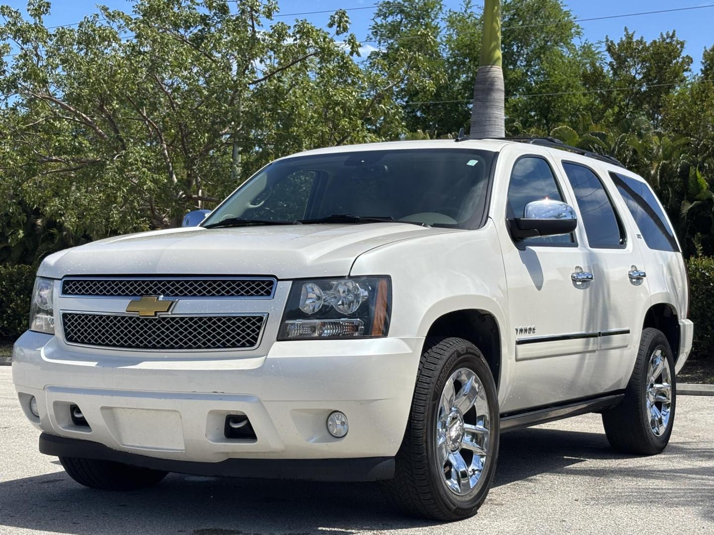 2013 WHITE /BEIGE LEATHER Chevrolet Tahoe LTZ 4WD (1GNSKCE05DR) with an 5.3L V8 OHV 16V FFV engine, 6-Speed Automatic transmission, located at 11170 Summerlin Square Dr., Fort Myers Beach, FL, 33931, (239) 999-7777, 26.493546, -81.941628 - Photo#1