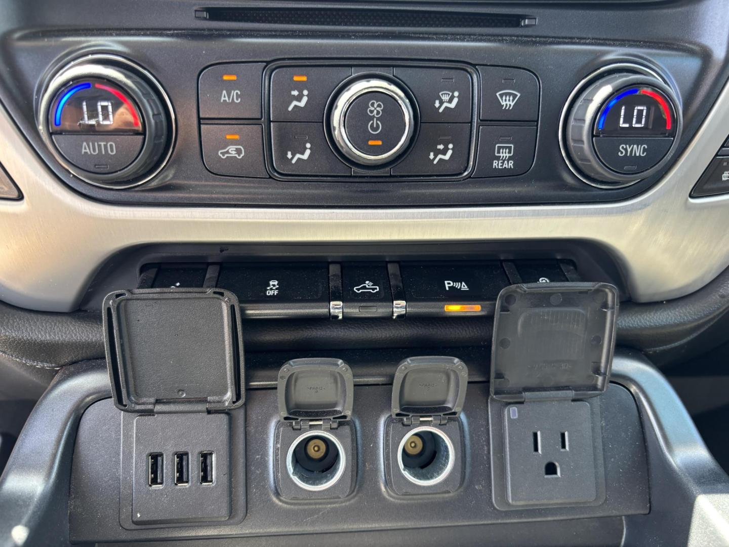 2015 GRAY /BLACK LEATHER GMC Sierra 1500 SLT Crew Cab 4WD (3GTU2VEC3FG) with an 5.3L V8 OHV 16V engine, 6-Speed Automatic transmission, located at 11170 Summerlin Square Dr., Fort Myers Beach, FL, 33931, (239) 999-7777, 26.493546, -81.941628 - Photo#26