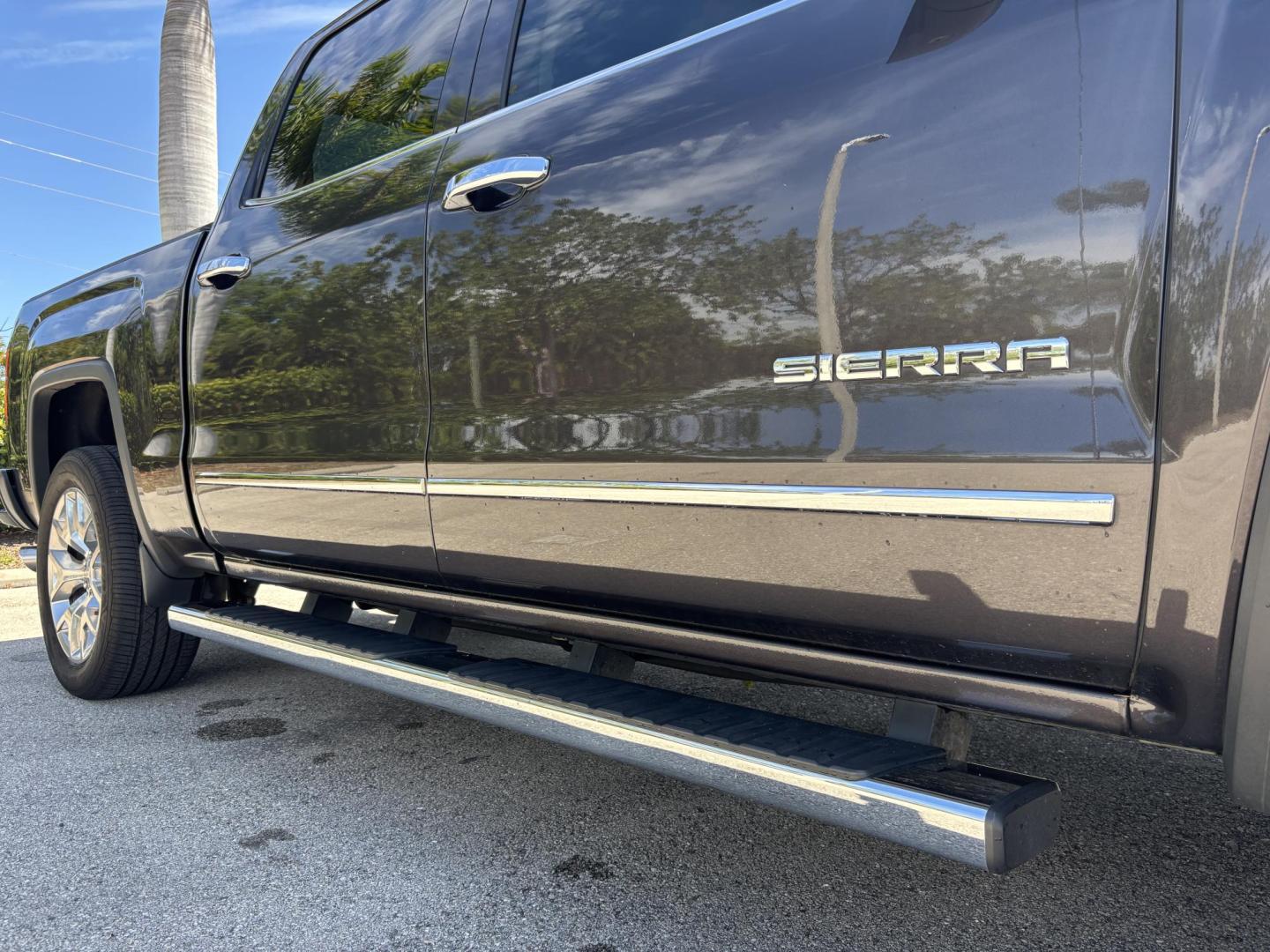 2015 GRAY /BLACK LEATHER GMC Sierra 1500 SLT Crew Cab 4WD (3GTU2VEC3FG) with an 5.3L V8 OHV 16V engine, 6-Speed Automatic transmission, located at 11170 Summerlin Square Dr., Fort Myers Beach, FL, 33931, (239) 999-7777, 26.493546, -81.941628 - Photo#38