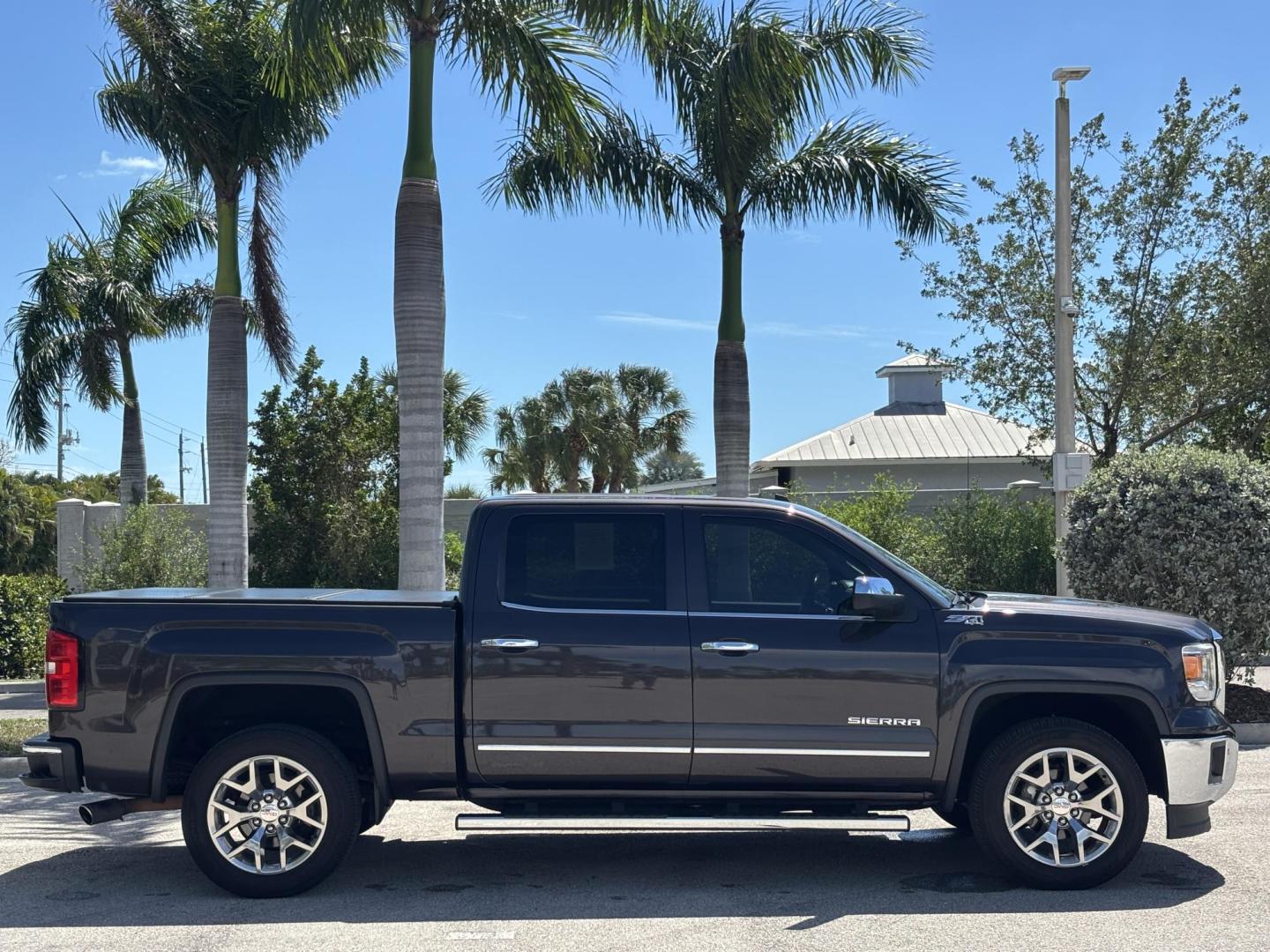 2015 GRAY /BLACK LEATHER GMC Sierra 1500 SLT Crew Cab 4WD (3GTU2VEC3FG) with an 5.3L V8 OHV 16V engine, 6-Speed Automatic transmission, located at 11170 Summerlin Square Dr., Fort Myers Beach, FL, 33931, (239) 999-7777, 26.493546, -81.941628 - Photo#4