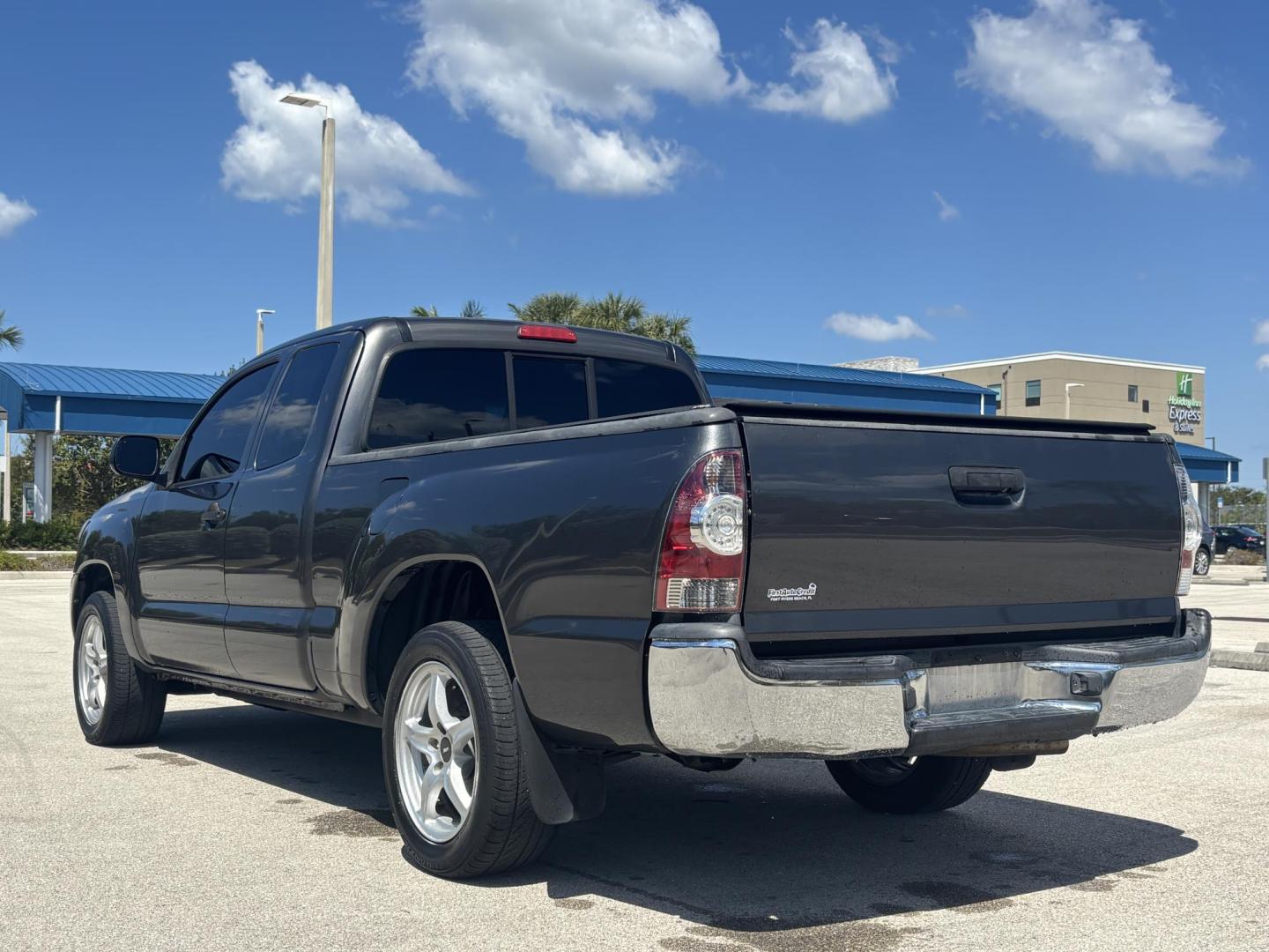 2011 GRAY /TAN CLOTH Toyota Tacoma Access Cab 2WD (5TFTX4CN6BX) with an 2.7L L4 DOHC 16V engine, 4 Speed Automatic transmission, located at 11170 Summerlin Square Dr., Fort Myers Beach, FL, 33931, (239) 999-7777, 26.493546, -81.941628 - Photo#6