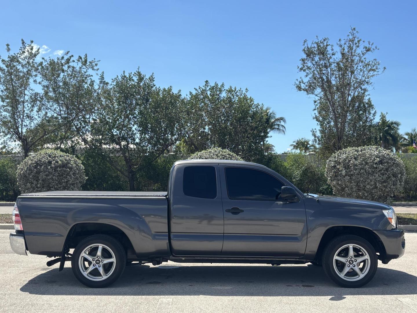 2011 GRAY /TAN CLOTH Toyota Tacoma Access Cab 2WD (5TFTX4CN6BX) with an 2.7L L4 DOHC 16V engine, 4 Speed Automatic transmission, located at 11170 Summerlin Square Dr., Fort Myers Beach, FL, 33931, (239) 999-7777, 26.493546, -81.941628 - Photo#5