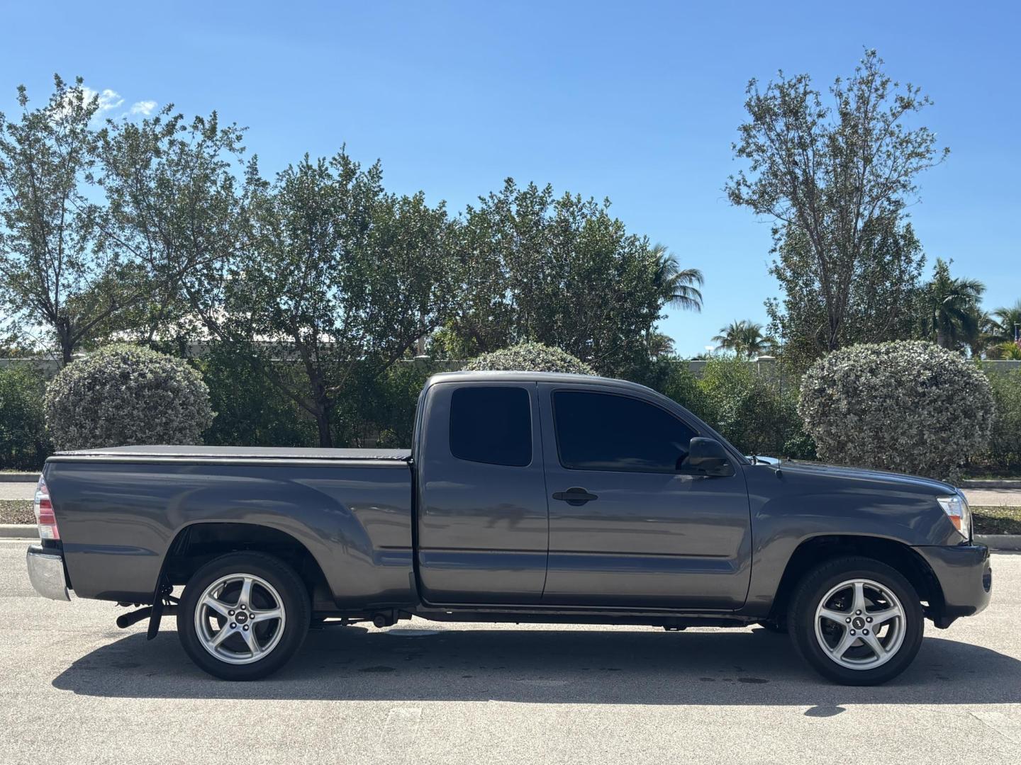 2011 GRAY /TAN CLOTH Toyota Tacoma Access Cab 2WD (5TFTX4CN6BX) with an 2.7L L4 DOHC 16V engine, 4 Speed Automatic transmission, located at 11170 Summerlin Square Dr., Fort Myers Beach, FL, 33931, (239) 999-7777, 26.493546, -81.941628 - Photo#4
