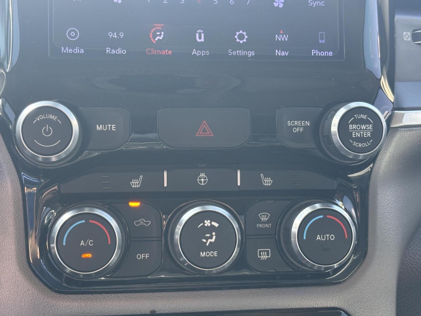 2019 SILVER /DIESEL GRAY RAM 1500 Big Horn Quad Cab 2WD (1C6RREBT1KN) with an 5.7L V8 Hemi engine, 8A transmission, located at 11170 Summerlin Square Dr., Fort Myers Beach, FL, 33931, (239) 999-7777, 26.493546, -81.941628 - Photo#13