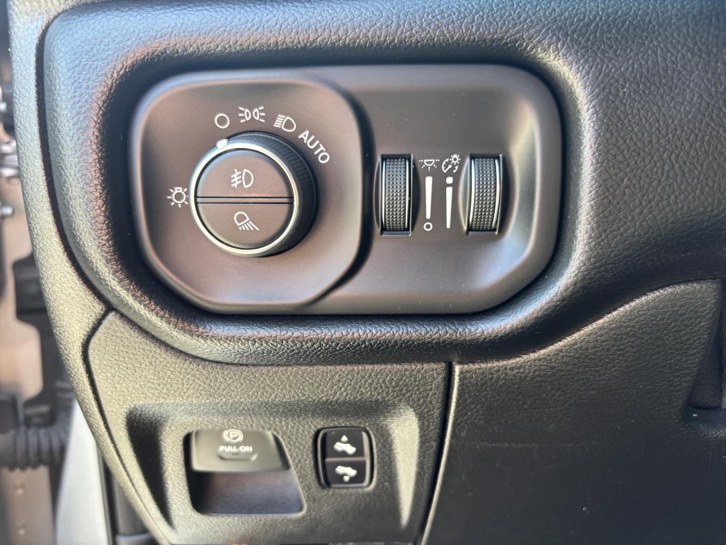 2019 SILVER /DIESEL GRAY RAM 1500 Big Horn Quad Cab 2WD (1C6RREBT1KN) with an 5.7L V8 Hemi engine, 8A transmission, located at 11170 Summerlin Square Dr., Fort Myers Beach, FL, 33931, (239) 999-7777, 26.493546, -81.941628 - Photo#21