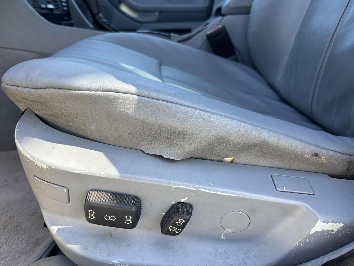 1999 SILVER /LIGHT GRAY LEATHER BMW 5-Series 528i (WBADM6336XB) with an 2.8L L6 DOHC 24V engine, 4-Speed Automatic Overdrive transmission, located at 11170 Summerlin Square Dr., Fort Myers Beach, FL, 33931, (239) 999-7777, 26.493546, -81.941628 - Take a look at this classic and well-kept 1999 BMW 5 Series — a rare find with only 82,000 miles and a history you can feel confident about. This BMW represents a time when driving experience came first. Known for its solid German engineering, smooth ride, and balanced handling, the 5 Series de - Photo#14