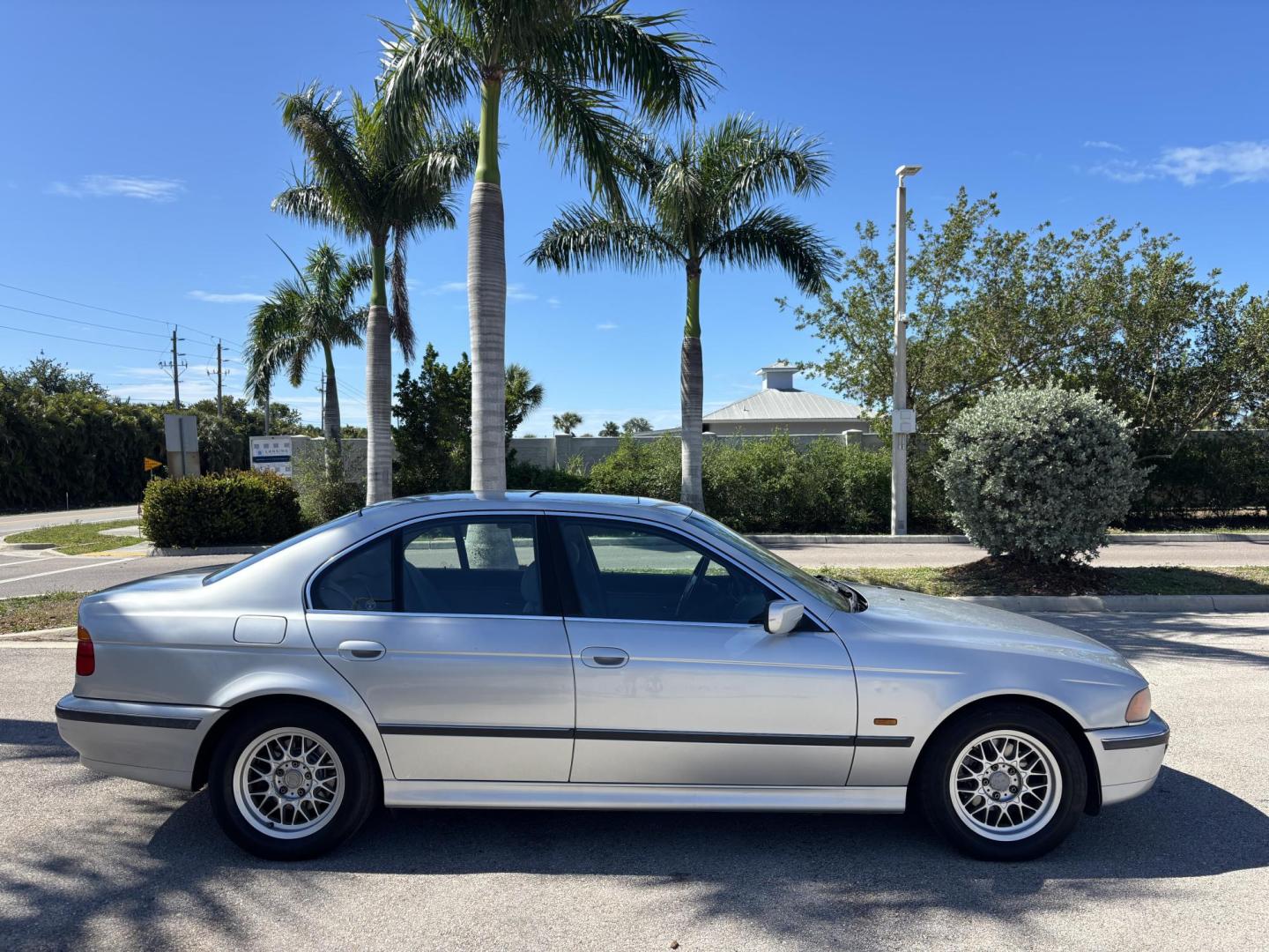 1999 SILVER /LIGHT GRAY LEATHER BMW 5-Series 528i (WBADM6336XB) with an 2.8L L6 DOHC 24V engine, 4-Speed Automatic Overdrive transmission, located at 11170 Summerlin Square Dr., Fort Myers Beach, FL, 33931, (239) 999-7777, 26.493546, -81.941628 - Take a look at this classic and well-kept 1999 BMW 5 Series — a rare find with only 82,000 miles and a history you can feel confident about. This BMW represents a time when driving experience came first. Known for its solid German engineering, smooth ride, and balanced handling, the 5 Series de - Photo#4