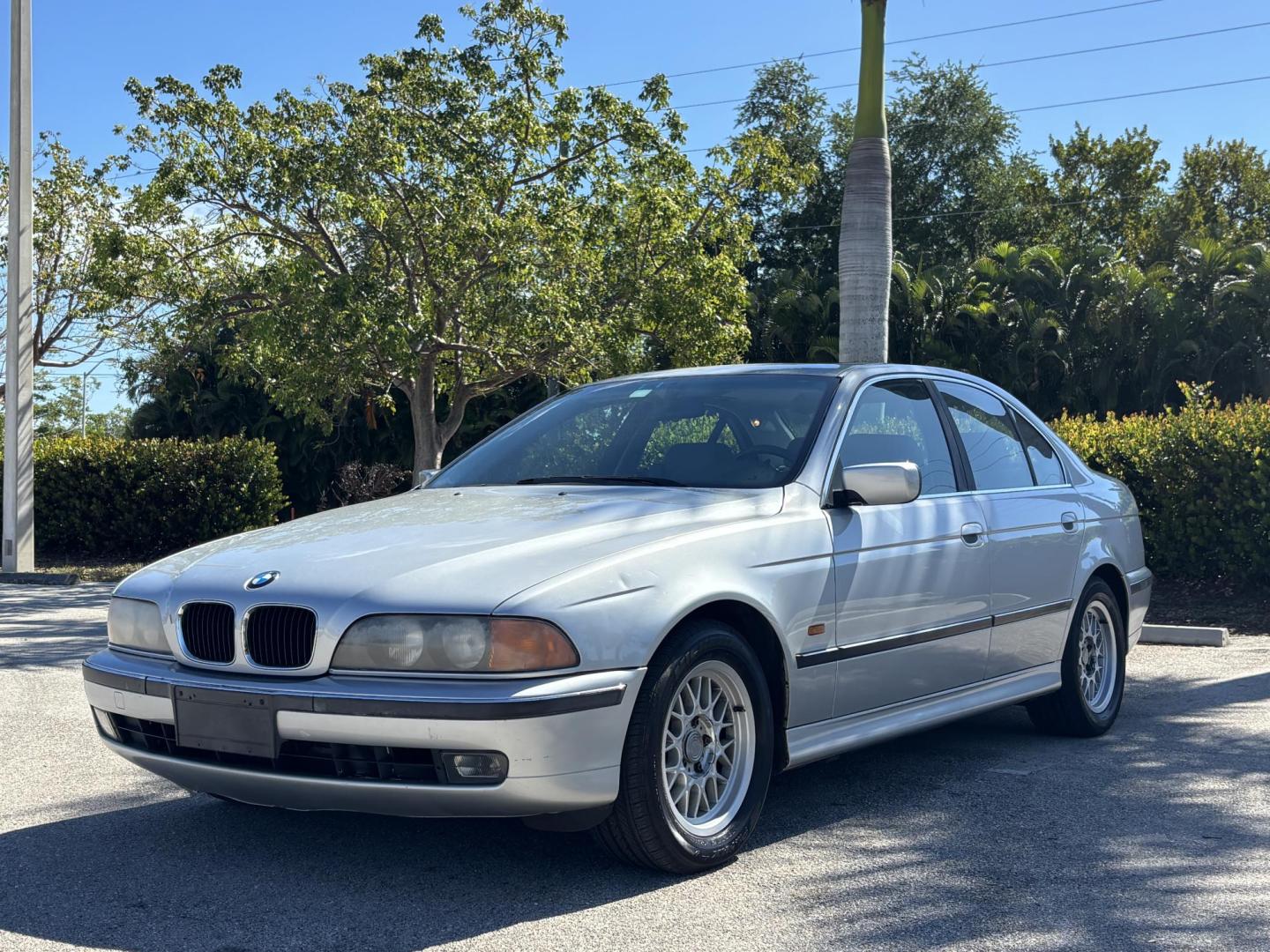 1999 SILVER /LIGHT GRAY LEATHER BMW 5-Series 528i (WBADM6336XB) with an 2.8L L6 DOHC 24V engine, 4-Speed Automatic Overdrive transmission, located at 11170 Summerlin Square Dr., Fort Myers Beach, FL, 33931, (239) 999-7777, 26.493546, -81.941628 - Take a look at this classic and well-kept 1999 BMW 5 Series — a rare find with only 82,000 miles and a history you can feel confident about. This BMW represents a time when driving experience came first. Known for its solid German engineering, smooth ride, and balanced handling, the 5 Series de - Photo#1