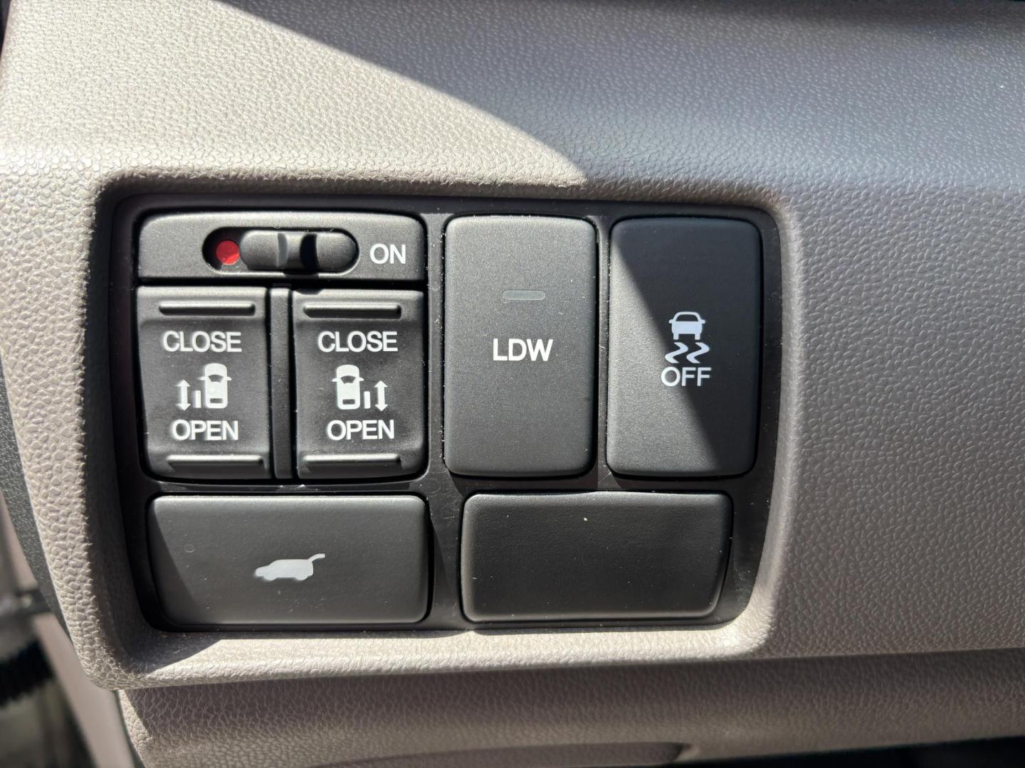 2016 WHITE Honda Odyssey EX-L (5FNRL5H60GB) with an 3.5L V6 SOHC 24V engine, 6A transmission, located at 11170 Summerlin Square Dr., Fort Myers Beach, FL, 33931, (239) 999-7777, 26.493546, -81.941628 - Photo#25