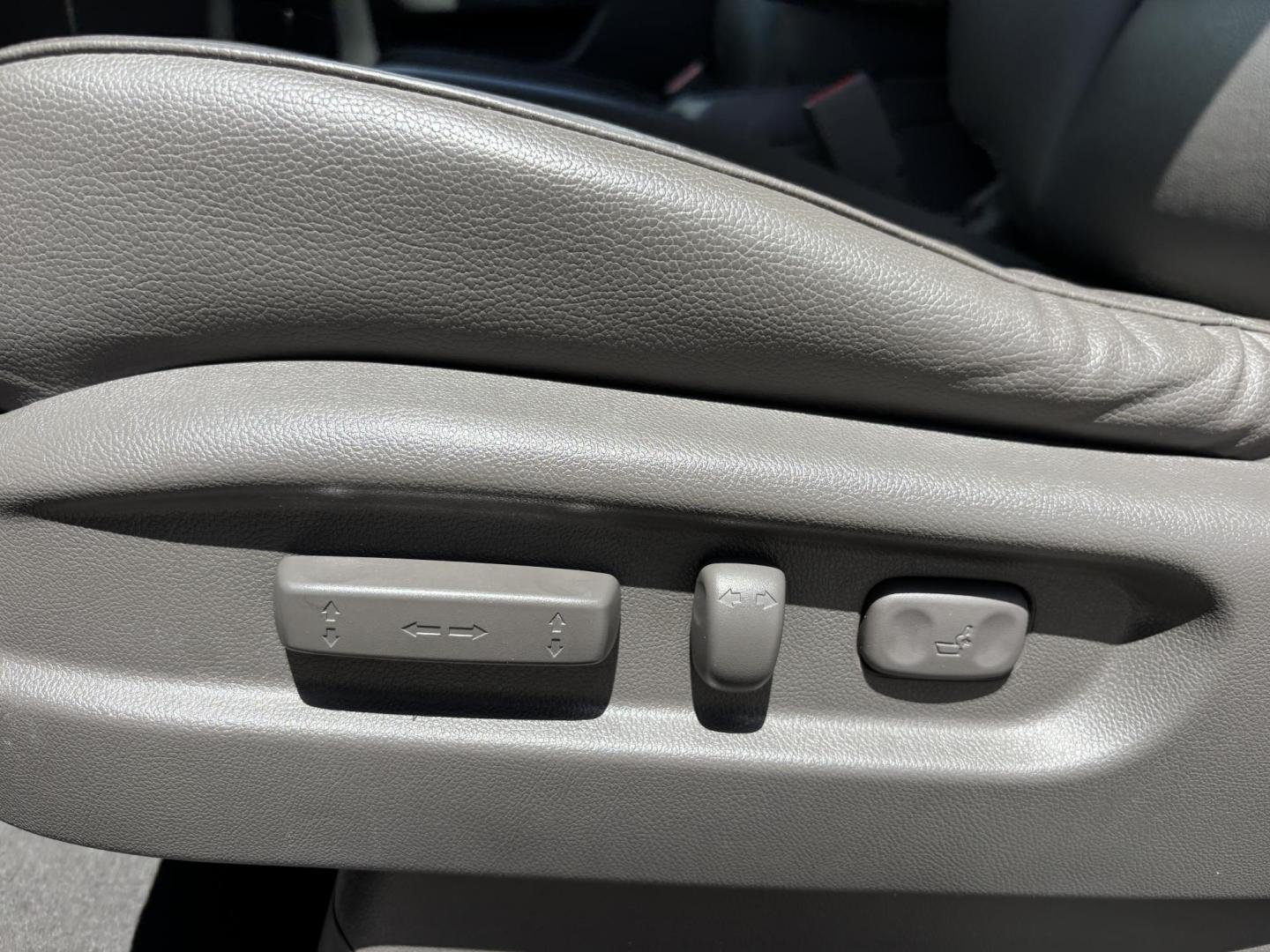 2016 WHITE Honda Odyssey EX-L (5FNRL5H60GB) with an 3.5L V6 SOHC 24V engine, 6A transmission, located at 11170 Summerlin Square Dr., Fort Myers Beach, FL, 33931, (239) 999-7777, 26.493546, -81.941628 - Photo#12