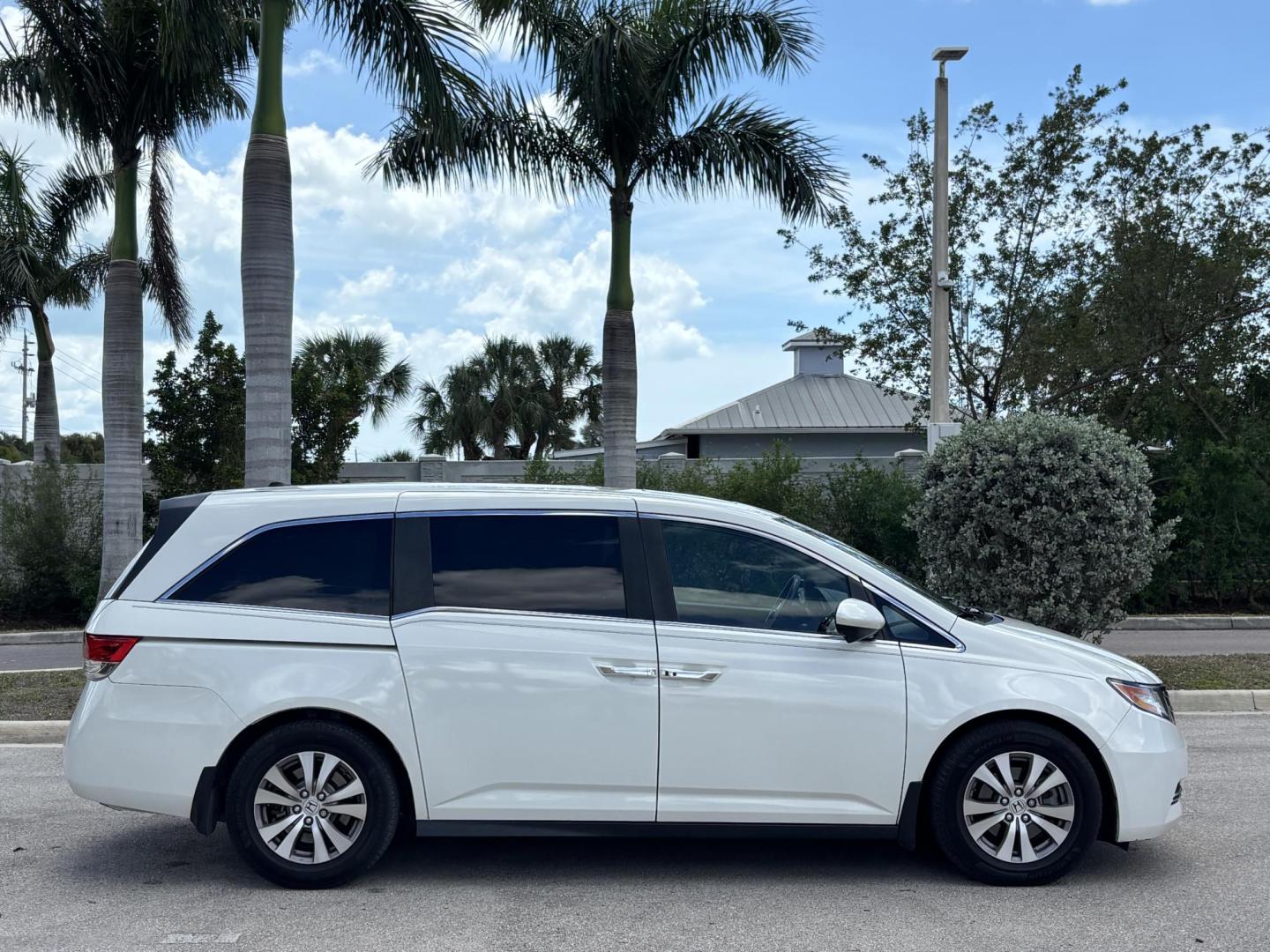 2016 WHITE Honda Odyssey EX-L (5FNRL5H60GB) with an 3.5L V6 SOHC 24V engine, 6A transmission, located at 11170 Summerlin Square Dr., Fort Myers Beach, FL, 33931, (239) 999-7777, 26.493546, -81.941628 - Photo#4