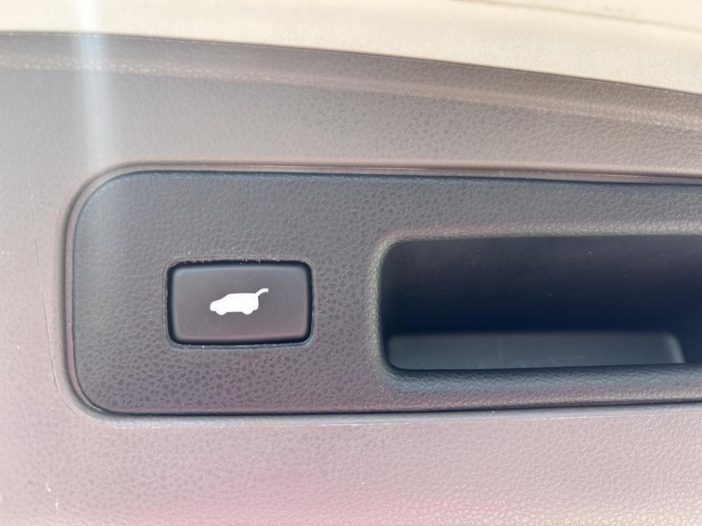 2016 WHITE Honda Odyssey EX-L (5FNRL5H60GB) with an 3.5L V6 SOHC 24V engine, 6A transmission, located at 11170 Summerlin Square Dr., Fort Myers Beach, FL, 33931, (239) 999-7777, 26.493546, -81.941628 - Photo#24