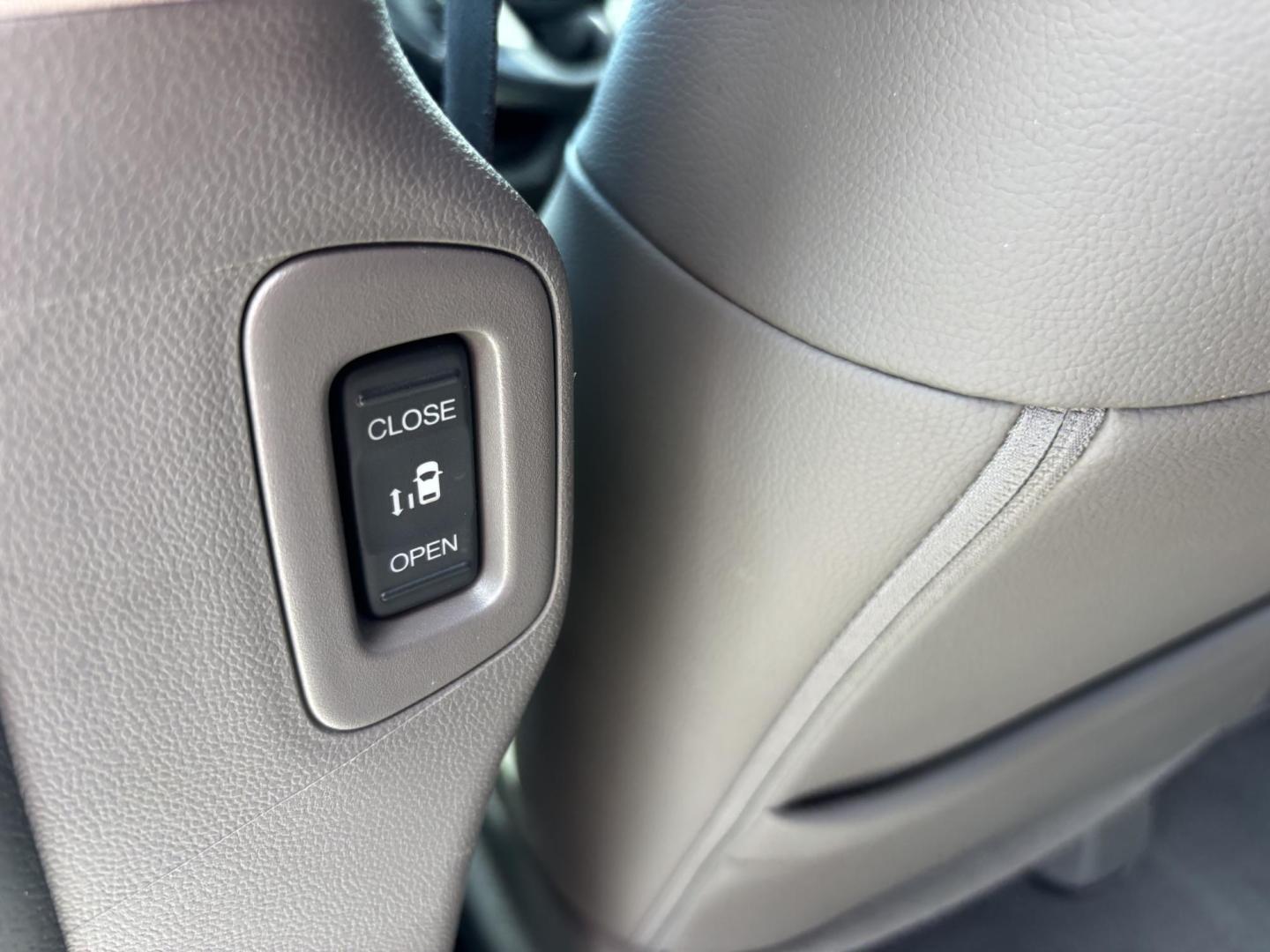 2016 WHITE Honda Odyssey EX-L (5FNRL5H60GB) with an 3.5L V6 SOHC 24V engine, 6A transmission, located at 11170 Summerlin Square Dr., Fort Myers Beach, FL, 33931, (239) 999-7777, 26.493546, -81.941628 - Photo#18