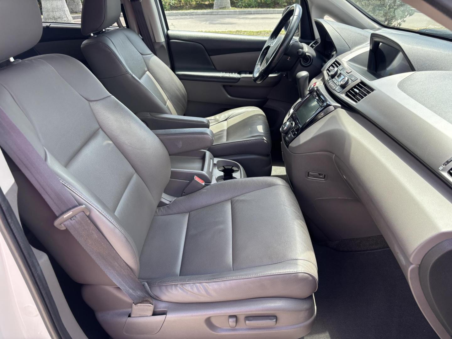 2016 WHITE Honda Odyssey EX-L (5FNRL5H60GB) with an 3.5L V6 SOHC 24V engine, 6A transmission, located at 11170 Summerlin Square Dr., Fort Myers Beach, FL, 33931, (239) 999-7777, 26.493546, -81.941628 - Photo#15