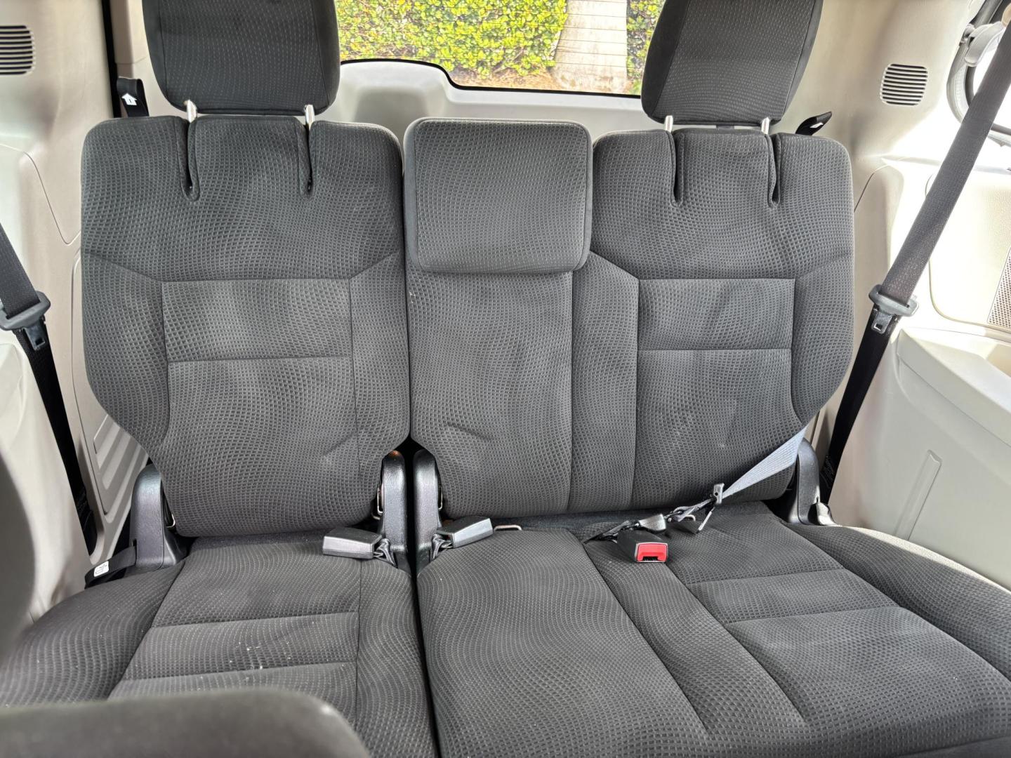 2016 SILVER /CHARCOAL CLOTH Dodge Grand Caravan SE (2C4RDGBG9GR) with an 3.6L V6 DOHC 24V engine, 6A transmission, located at 11170 Summerlin Square Dr., Fort Myers Beach, FL, 33931, (239) 999-7777, 26.493546, -81.941628 - Photo#21