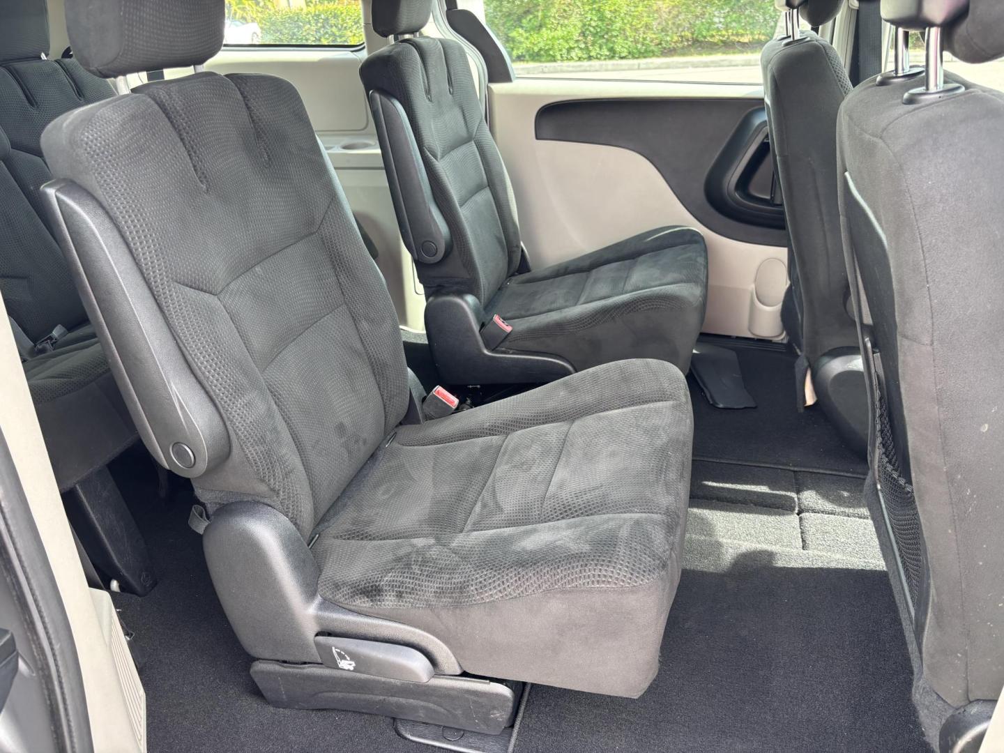 2016 SILVER /CHARCOAL CLOTH Dodge Grand Caravan SE (2C4RDGBG9GR) with an 3.6L V6 DOHC 24V engine, 6A transmission, located at 11170 Summerlin Square Dr., Fort Myers Beach, FL, 33931, (239) 999-7777, 26.493546, -81.941628 - Photo#19