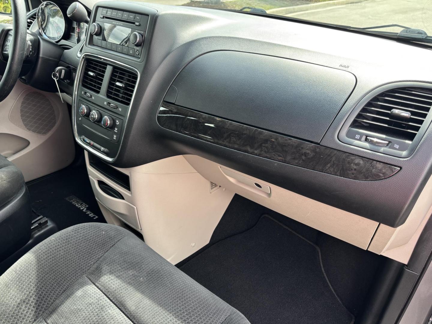 2016 SILVER /CHARCOAL CLOTH Dodge Grand Caravan SE (2C4RDGBG9GR) with an 3.6L V6 DOHC 24V engine, 6A transmission, located at 11170 Summerlin Square Dr., Fort Myers Beach, FL, 33931, (239) 999-7777, 26.493546, -81.941628 - Photo#15