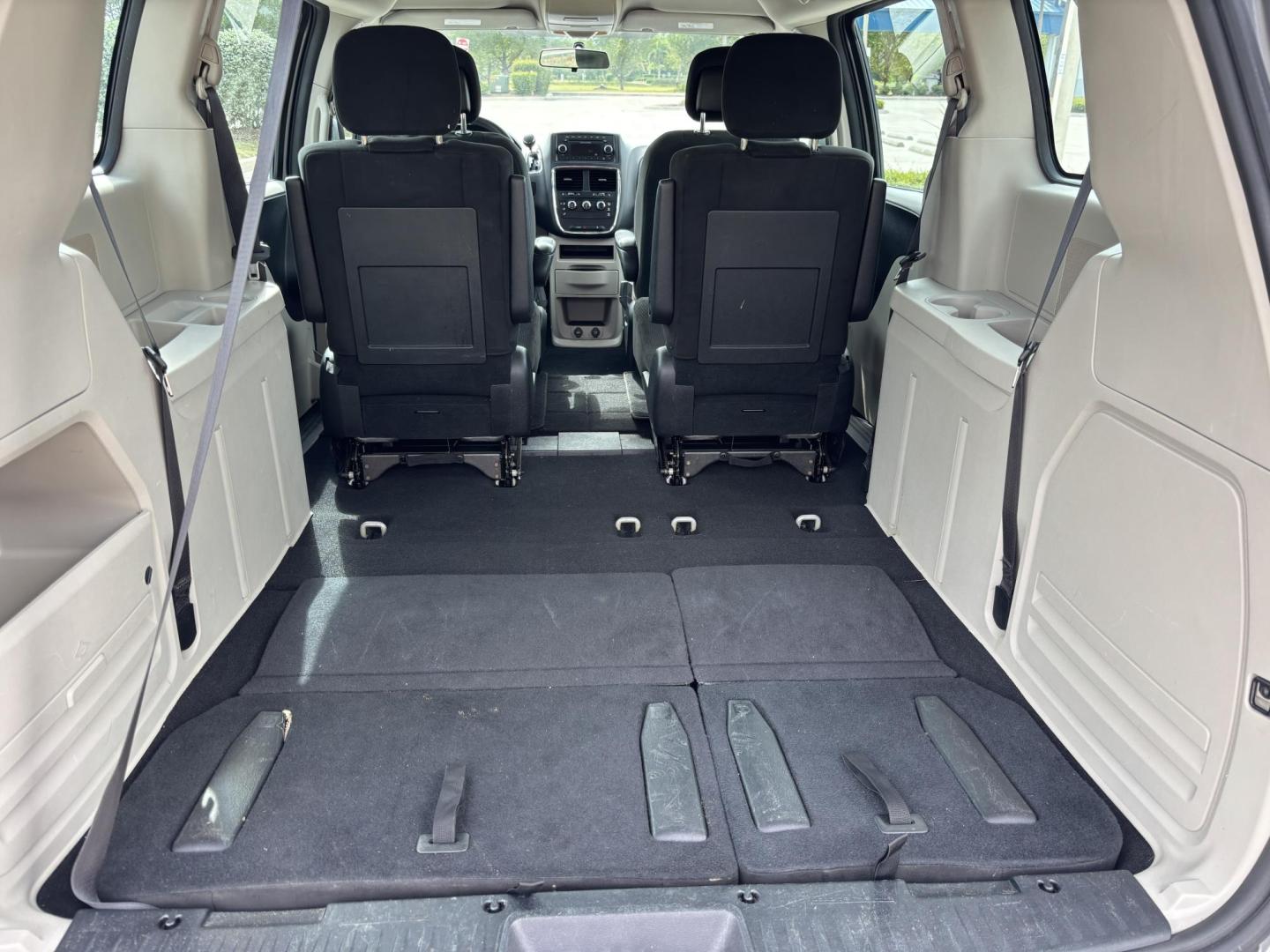 2016 SILVER /CHARCOAL CLOTH Dodge Grand Caravan SE (2C4RDGBG9GR) with an 3.6L V6 DOHC 24V engine, 6A transmission, located at 11170 Summerlin Square Dr., Fort Myers Beach, FL, 33931, (239) 999-7777, 26.493546, -81.941628 - Photo#24