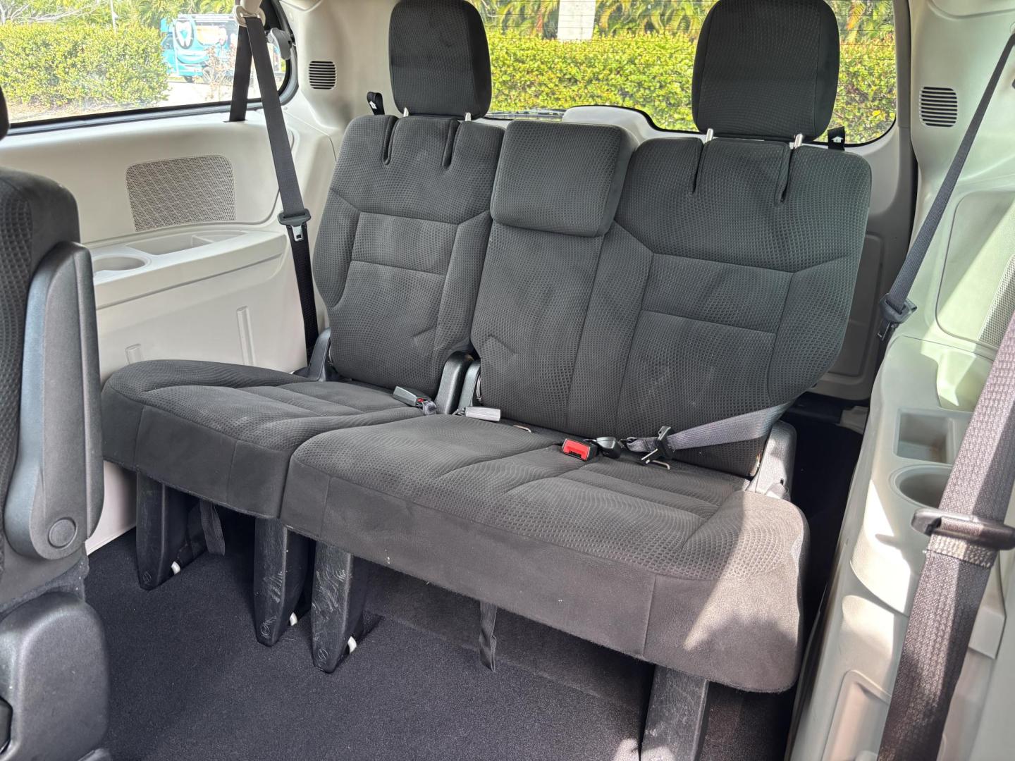 2016 SILVER /CHARCOAL CLOTH Dodge Grand Caravan SE (2C4RDGBG9GR) with an 3.6L V6 DOHC 24V engine, 6A transmission, located at 11170 Summerlin Square Dr., Fort Myers Beach, FL, 33931, (239) 999-7777, 26.493546, -81.941628 - Photo#22