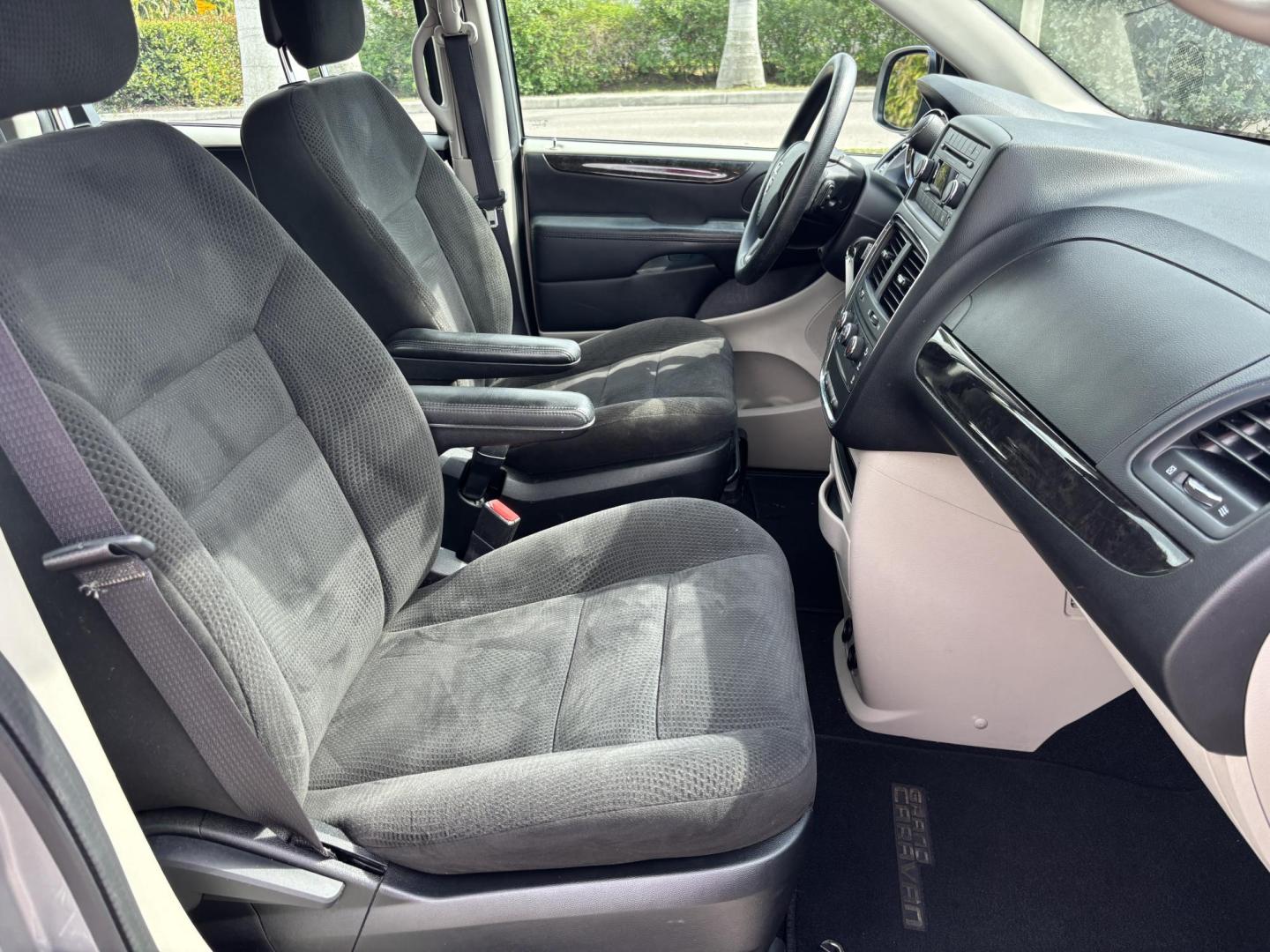 2016 SILVER /CHARCOAL CLOTH Dodge Grand Caravan SE (2C4RDGBG9GR) with an 3.6L V6 DOHC 24V engine, 6A transmission, located at 11170 Summerlin Square Dr., Fort Myers Beach, FL, 33931, (239) 999-7777, 26.493546, -81.941628 - Photo#17